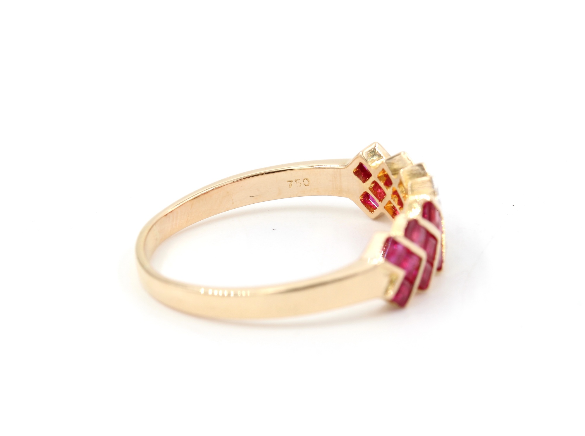 Diamantring i 18k guld med rubiner. vikt: 3,6g