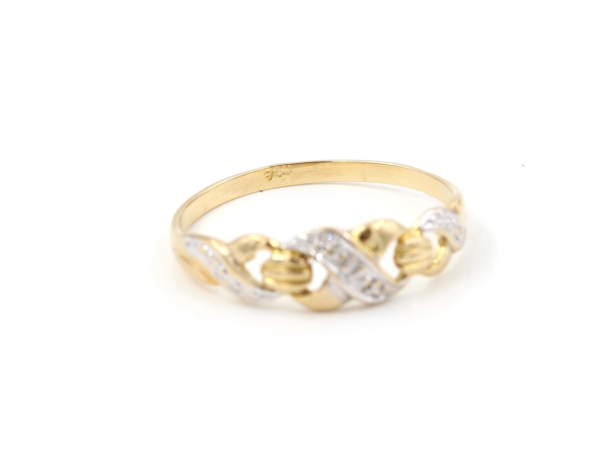 Bismarck ring i 18k guld med diamanter. vikt: 1,7g