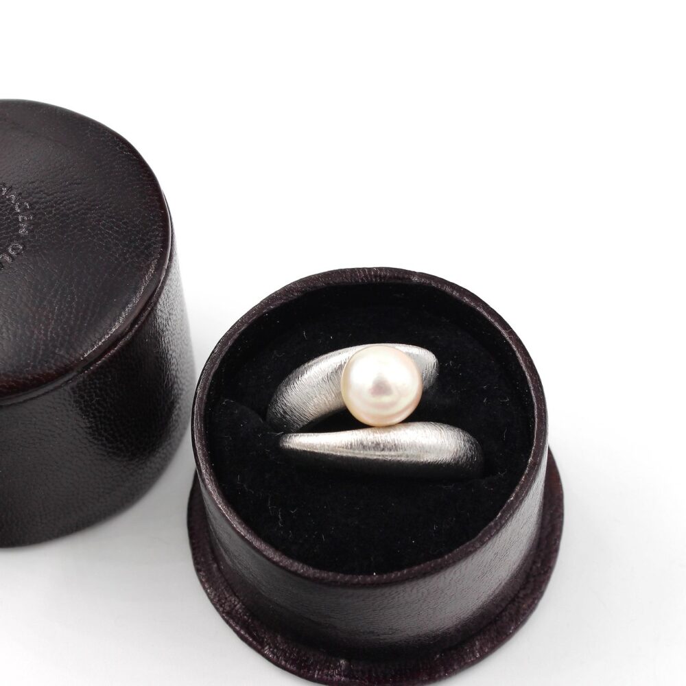 Ring i 18k vitguld med pärla Ole Lynggaard