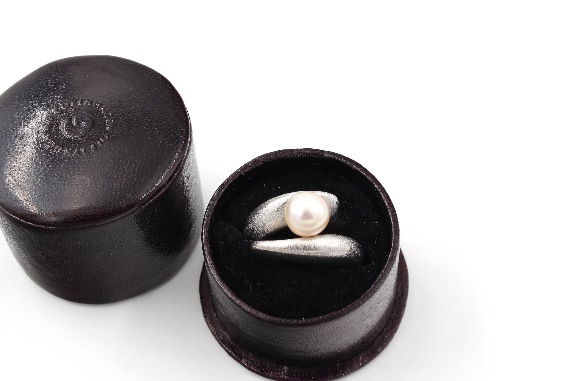 Ring i 18k vitguld med pärla Ole Lynggaard