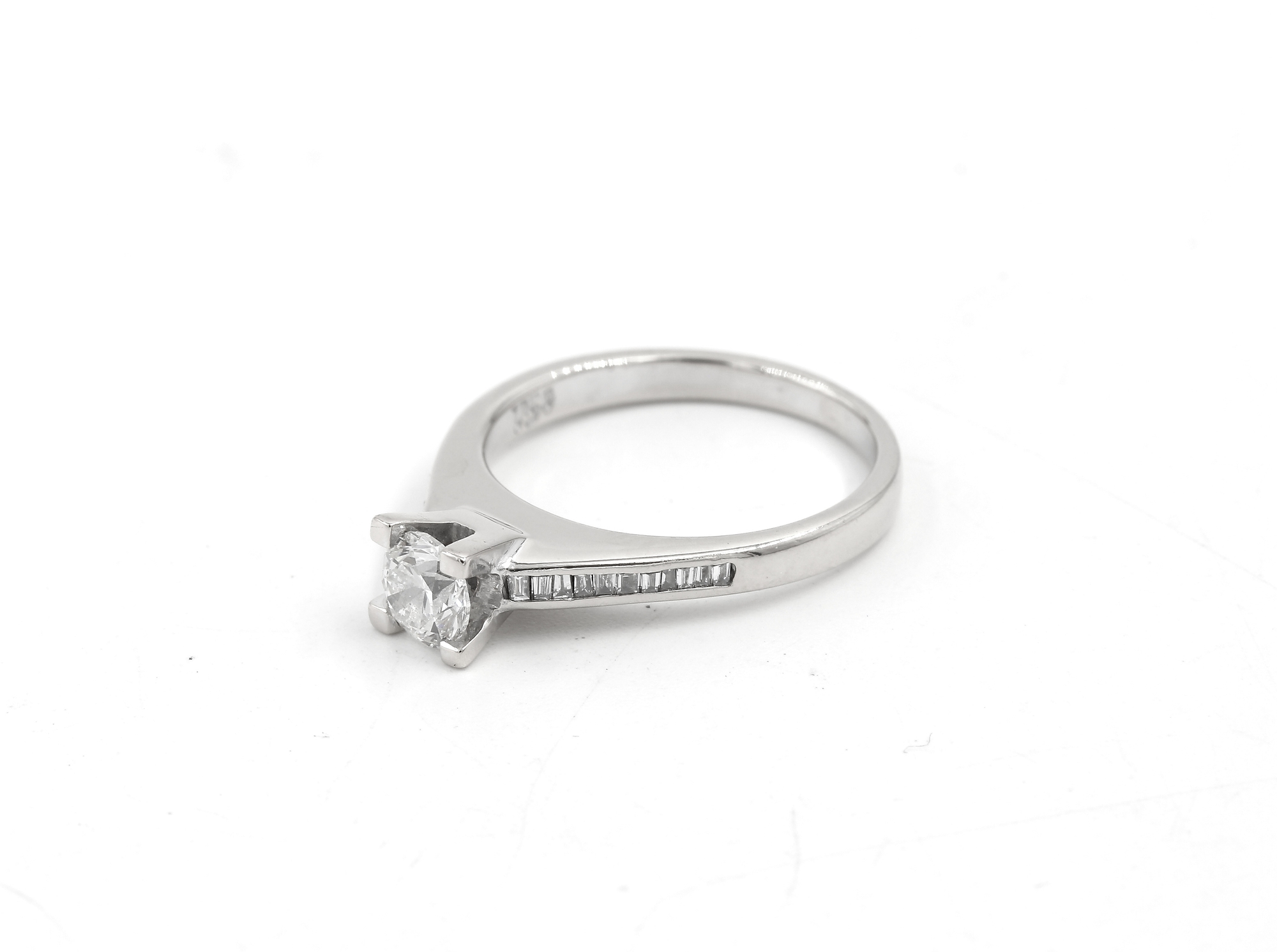 Diamantring i 18k guld 0,72 ct totalt. vikt: 3,9g