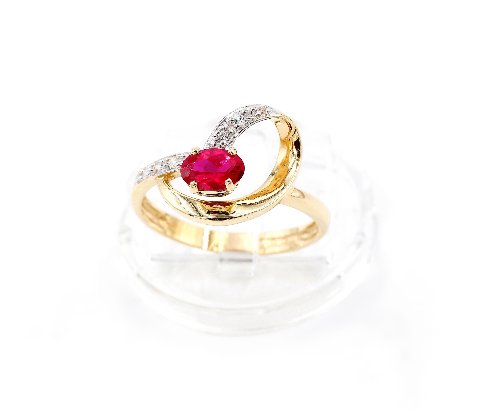 Ring i 18k guld med en röd sten och zirkon stenar.Vikt 2.84g