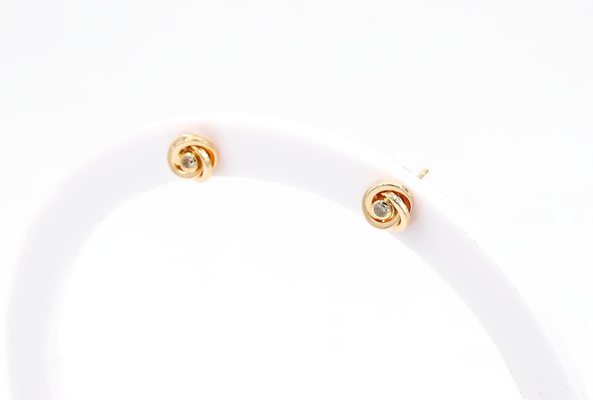 Örhängen i 18k guld med zirkon stenar.Vikt 0.55 g