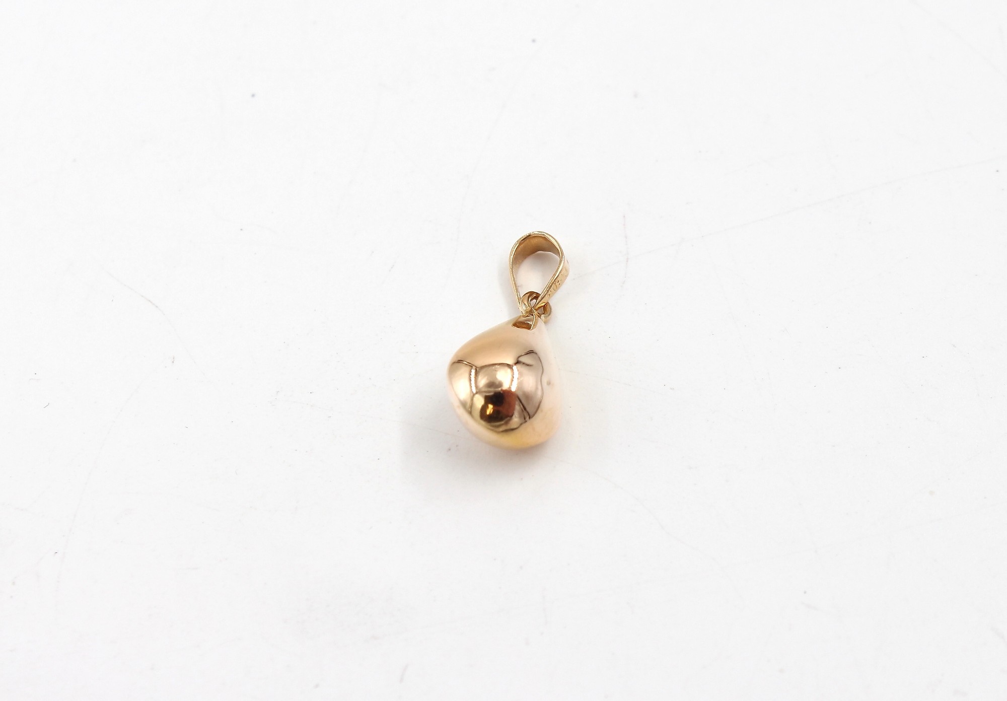 Hänge i form av droppe i 18k guld. vikt: 0,56g