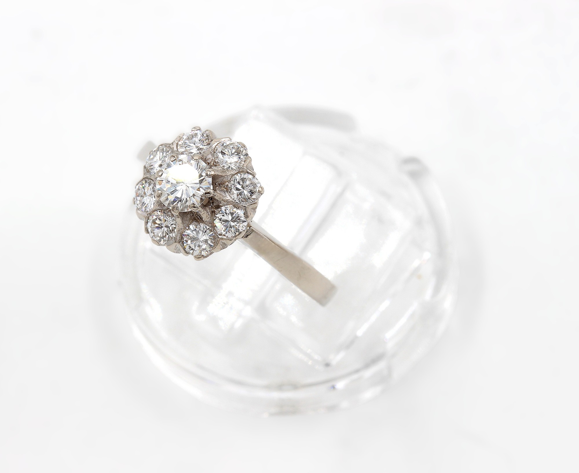 Diamantring i 18k vitguld på totalt 0.76 ct diamanter.Vikt: 3.17g