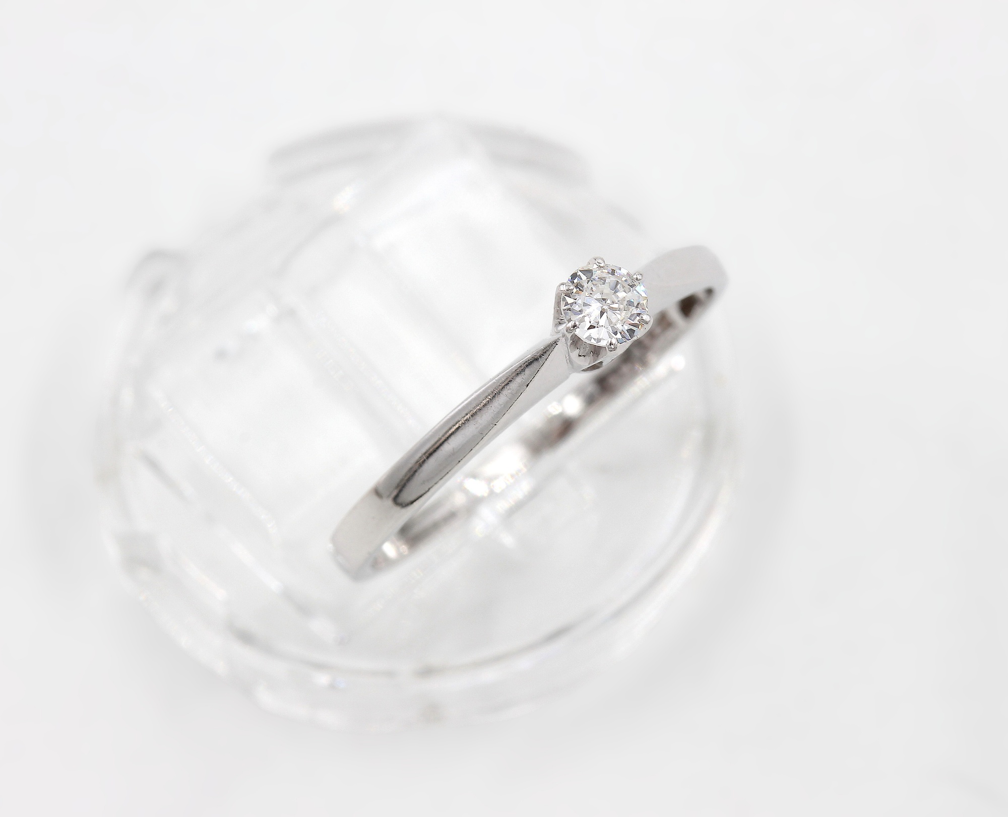 Diamantring i 18k vitguld på totalt 0.14 ct diamant.Vikt: 1.63g
