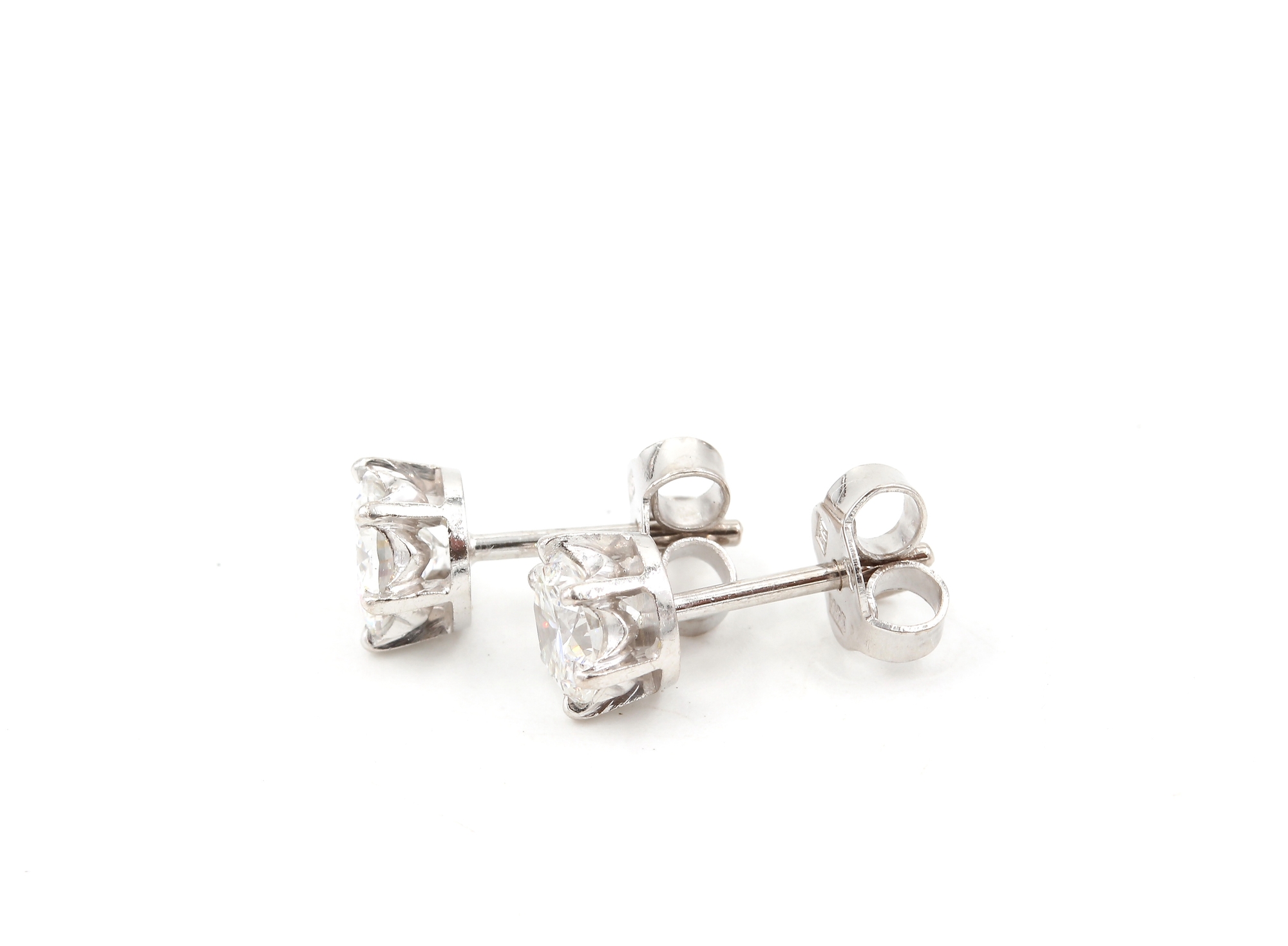 Diamantörhängen i 18k vitguld. 1,00 ct. vikt: 1,96g