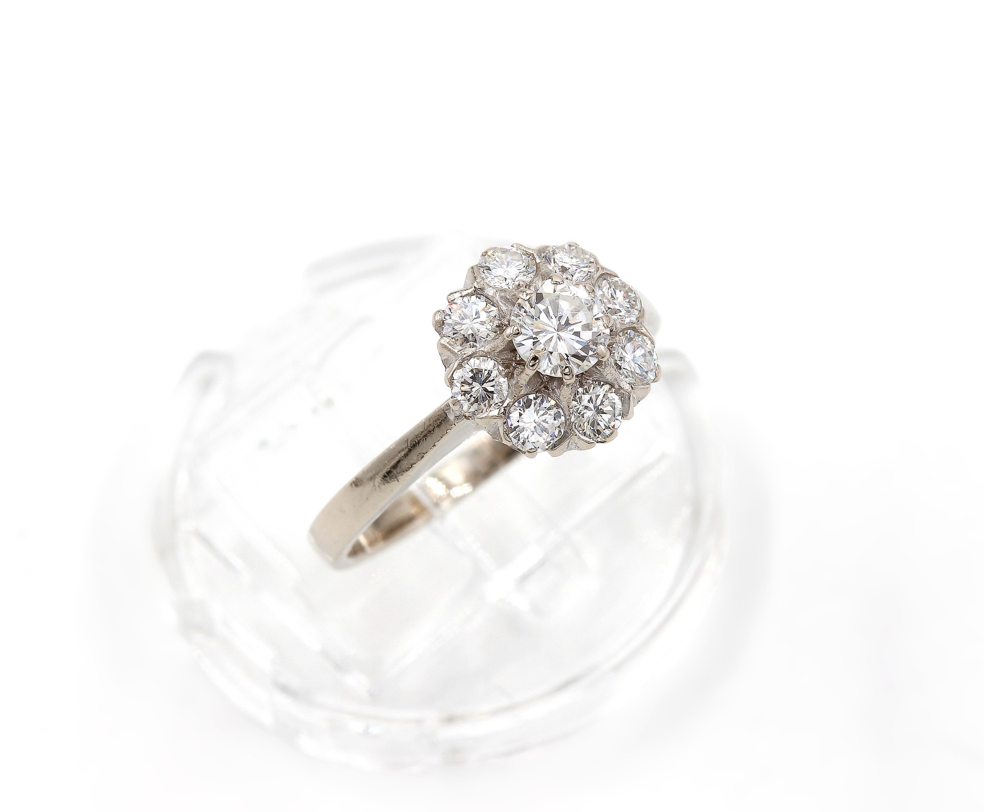Diamantring i 18k vitguld på totalt 0.76 ct diamanter.Vikt: 3.17g