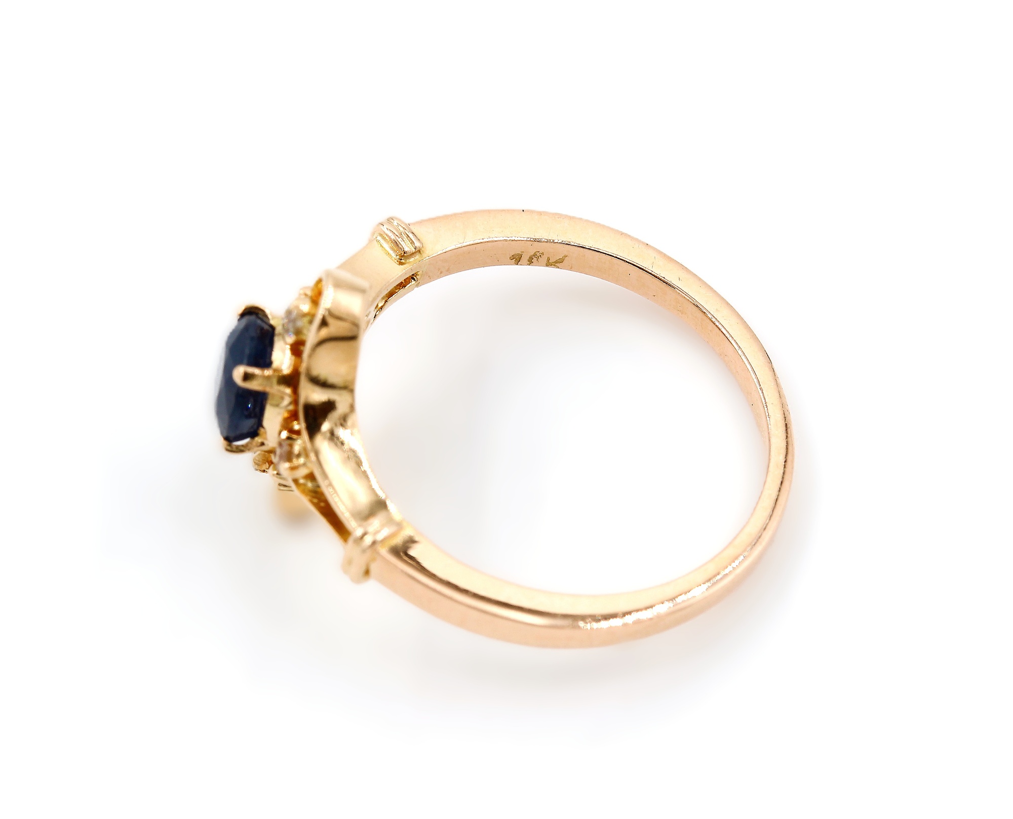 Diamantring i 18k guld med små diamanter på ca 0.04 ct.Vikt 3.71 g