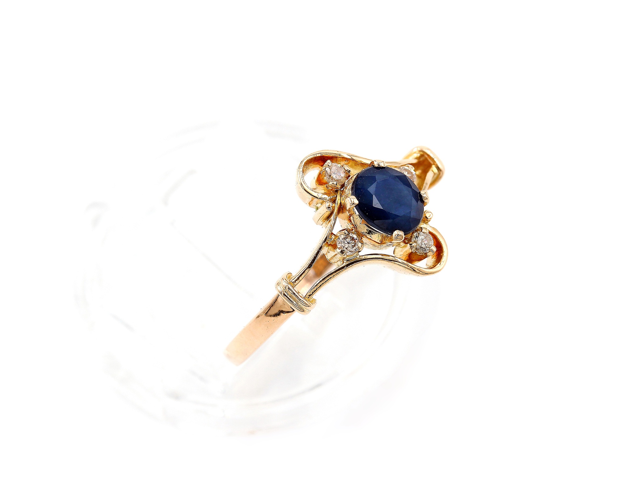 Diamantring i 18k guld med små diamanter på ca 0.04 ct.Vikt 3.71 g