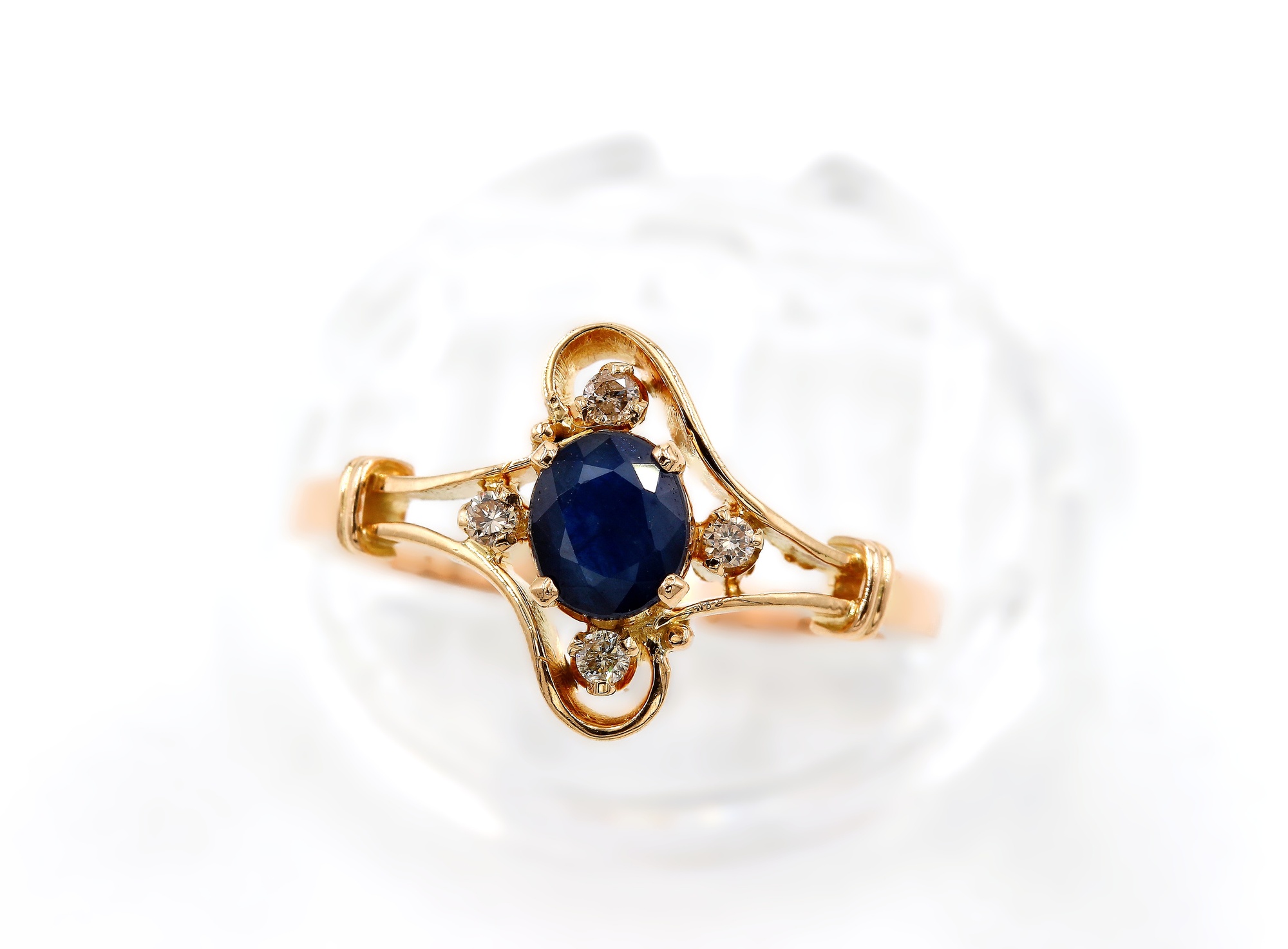 Diamantring i 18k guld med små diamanter på ca 0.04 ct.Vikt 3.71 g