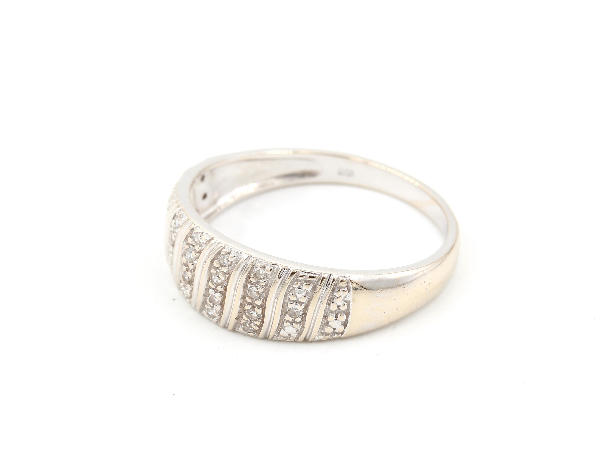 Diamntring i 18k guld. vikt: 3,5g