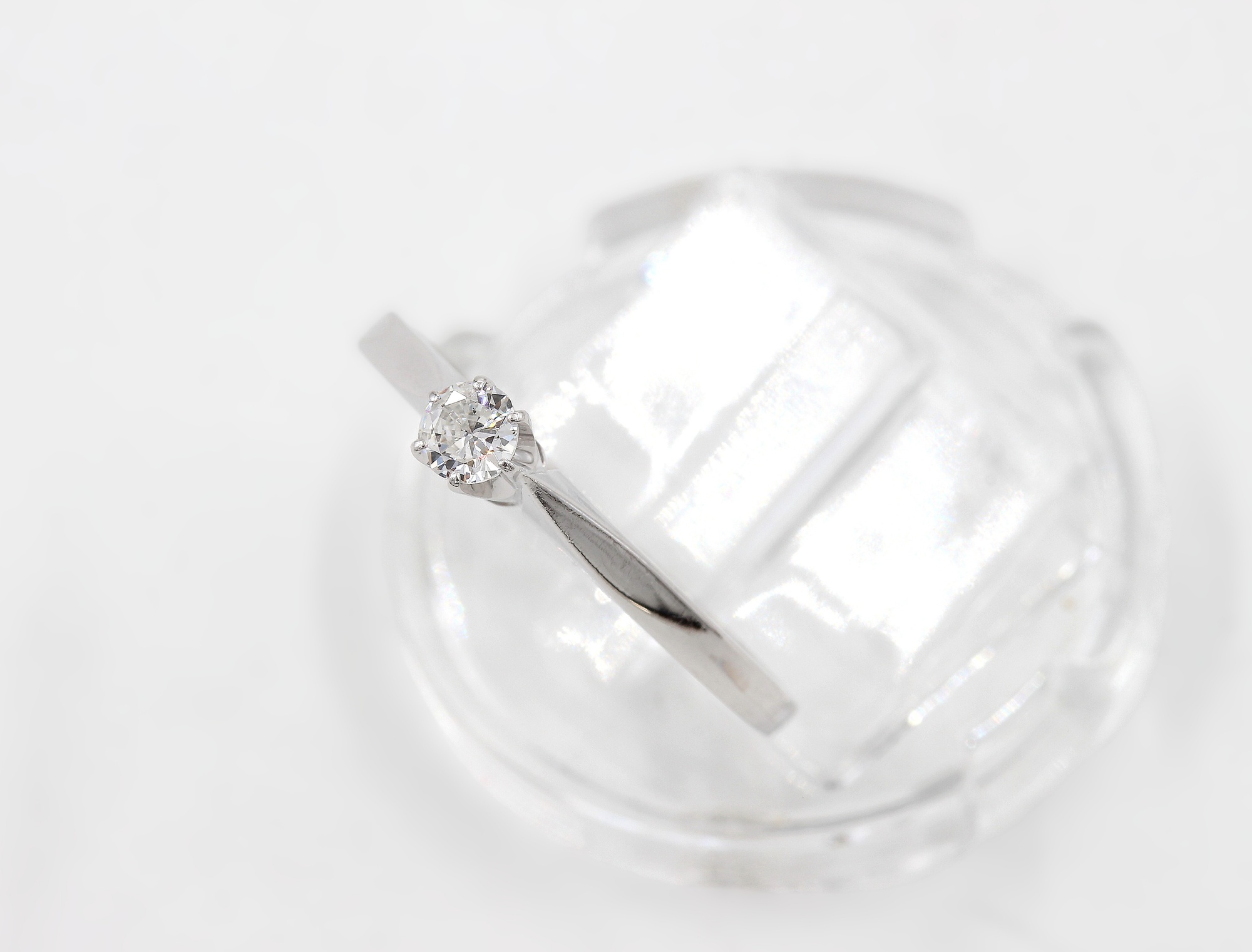 Diamantring i 18k vitguld på totalt 0.14 ct diamant.Vikt: 1.63g