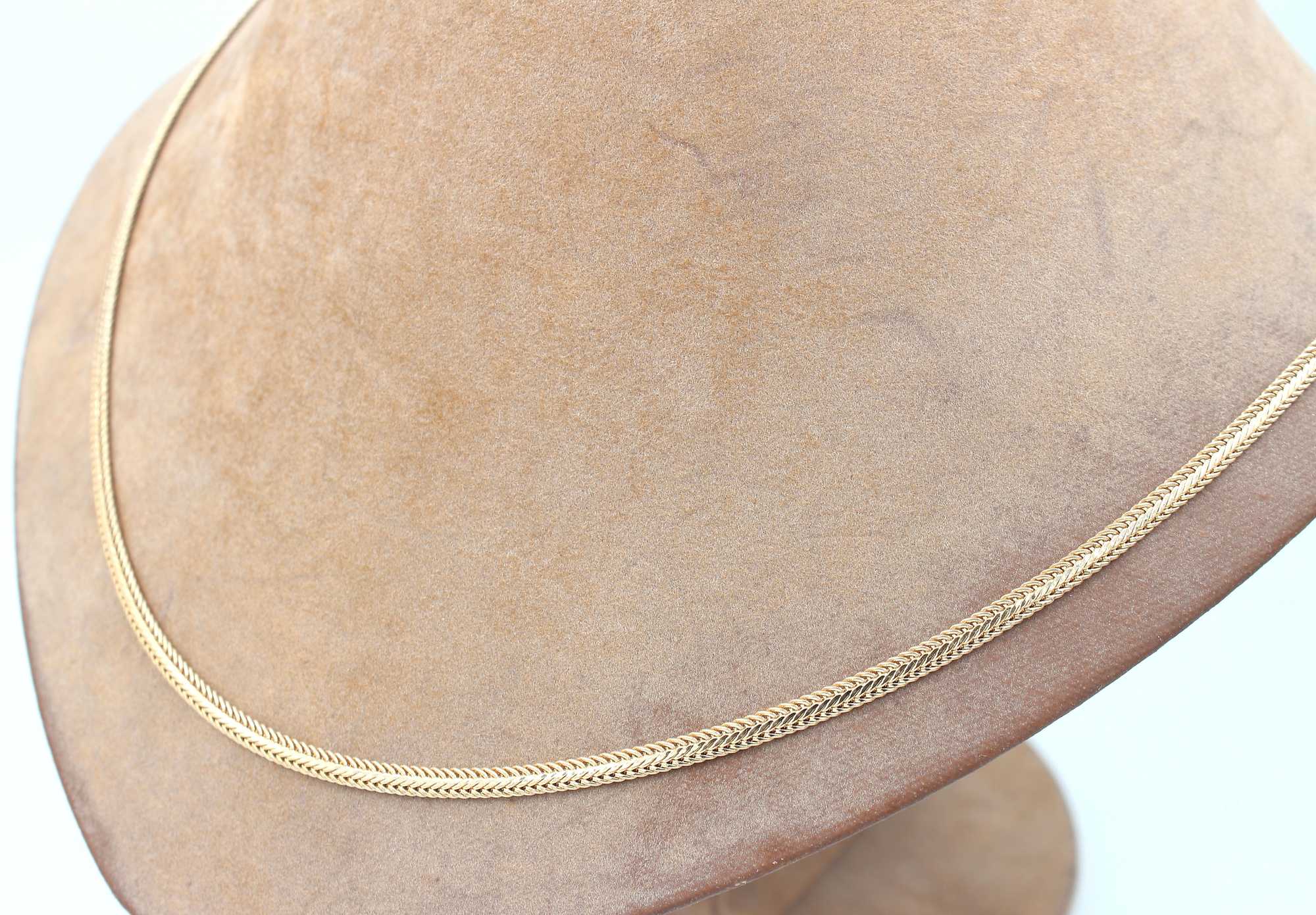 Fiskben halsband i 18k guld. vikt: 8,5 g