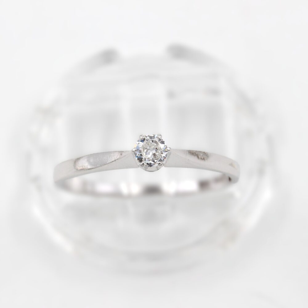 Diamantring i 18k vitguld på totalt 0.14 ct diamant.Vikt: 1.63g