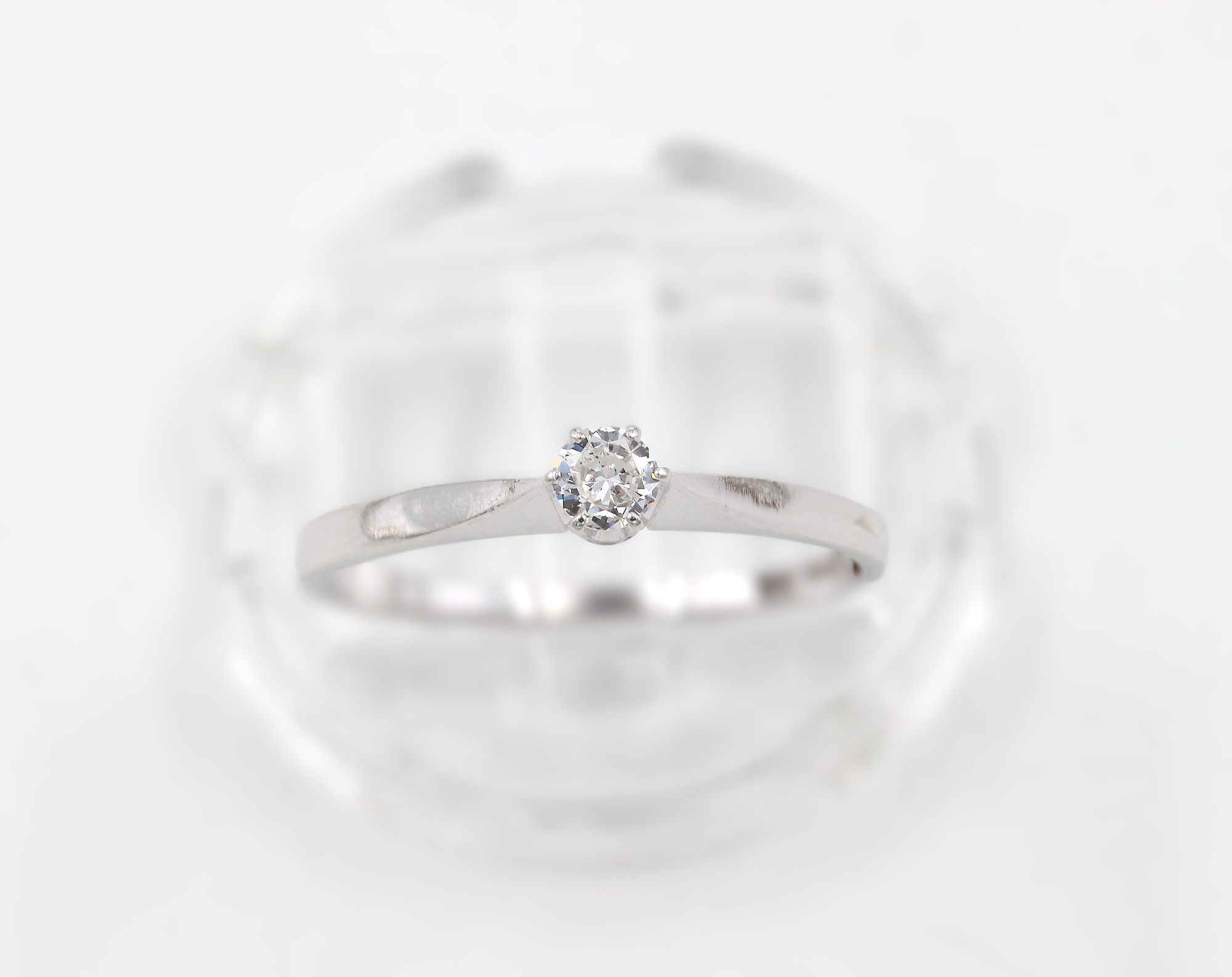 Diamantring i 18k vitguld på totalt 0.14 ct diamant.Vikt: 1.63g