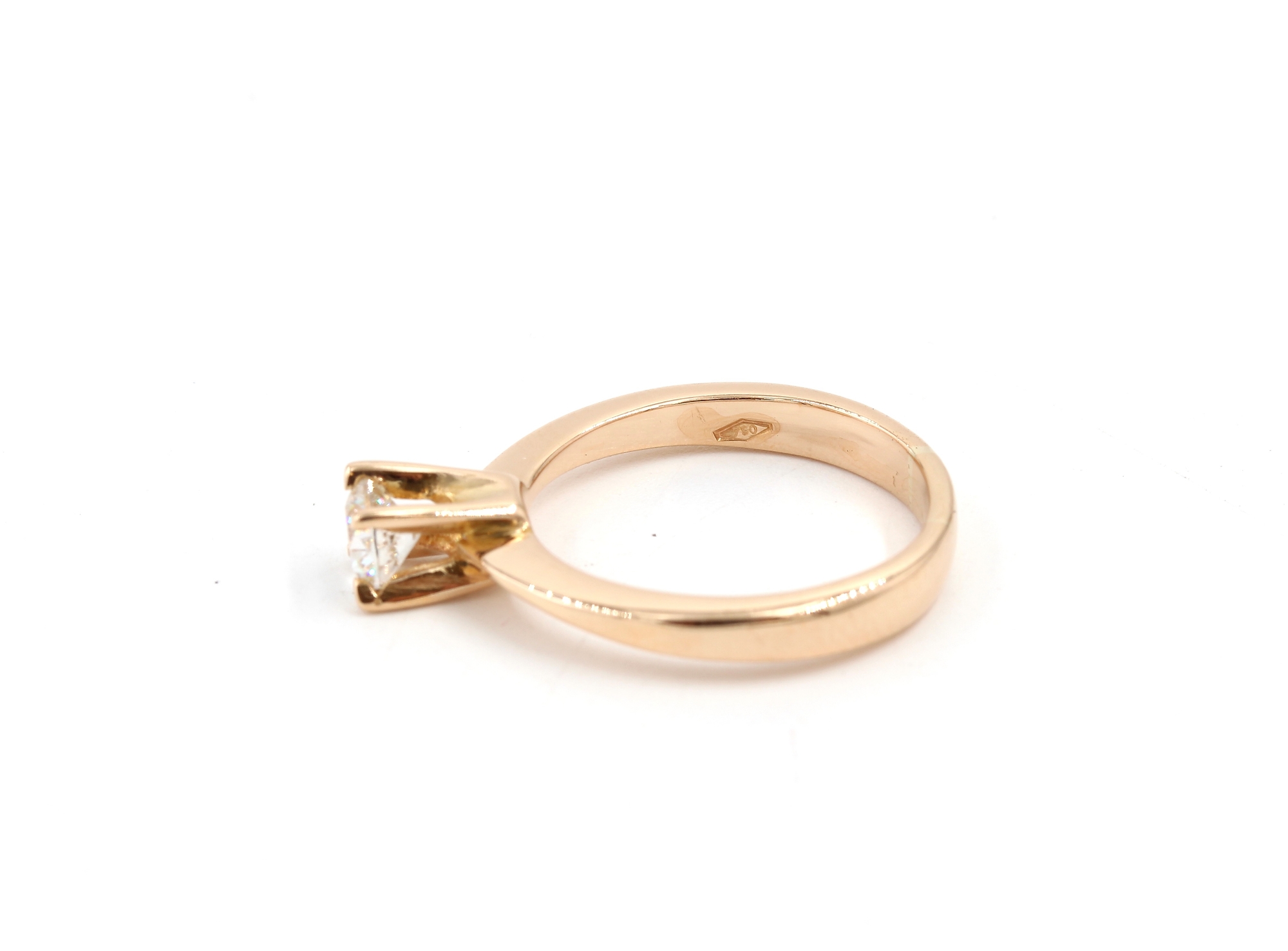 Diamantring i 18k guld 0,51 ct totalt. vikt: 4,26g