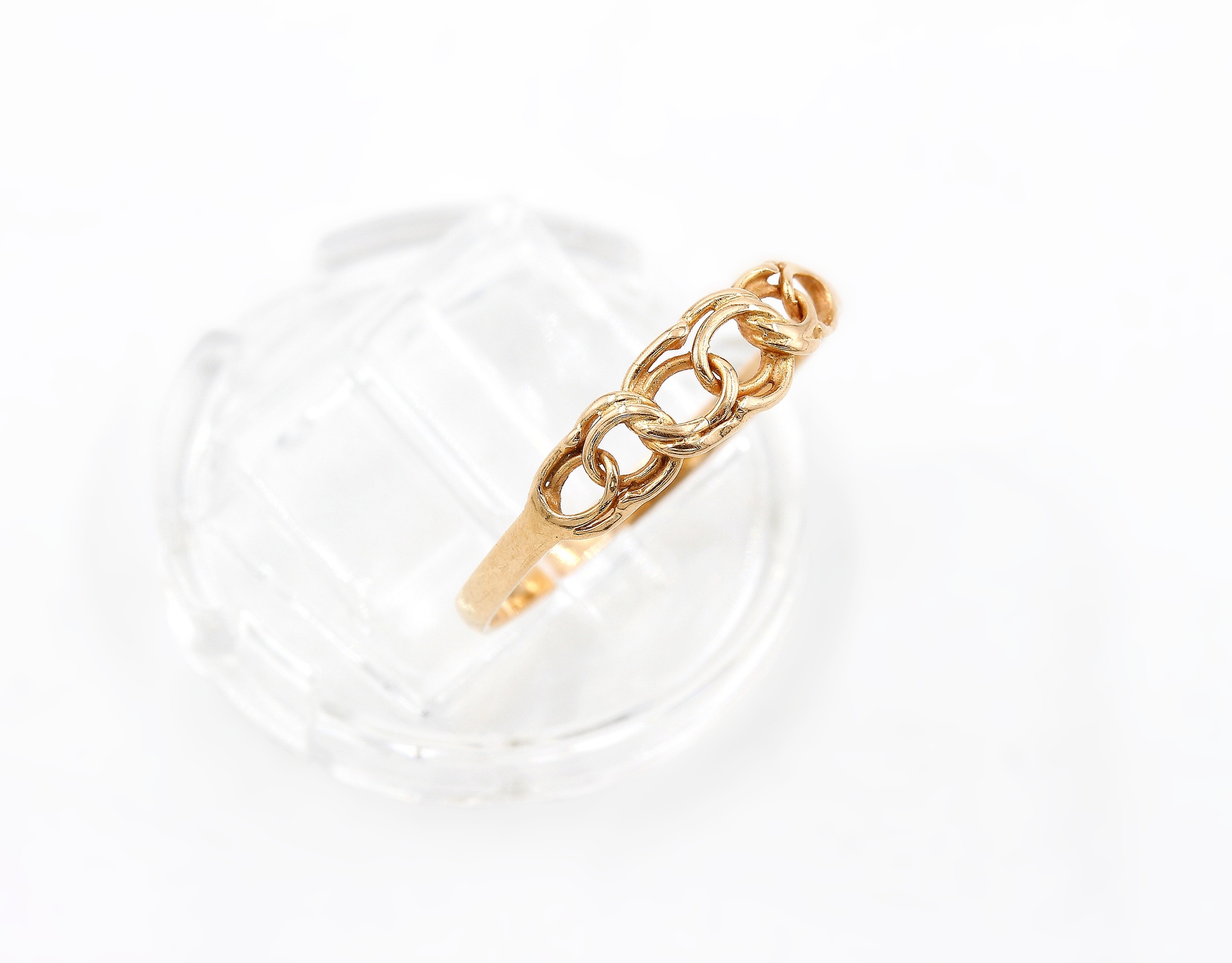 Ring bismarck i 18k guld.Vikt 1.12g