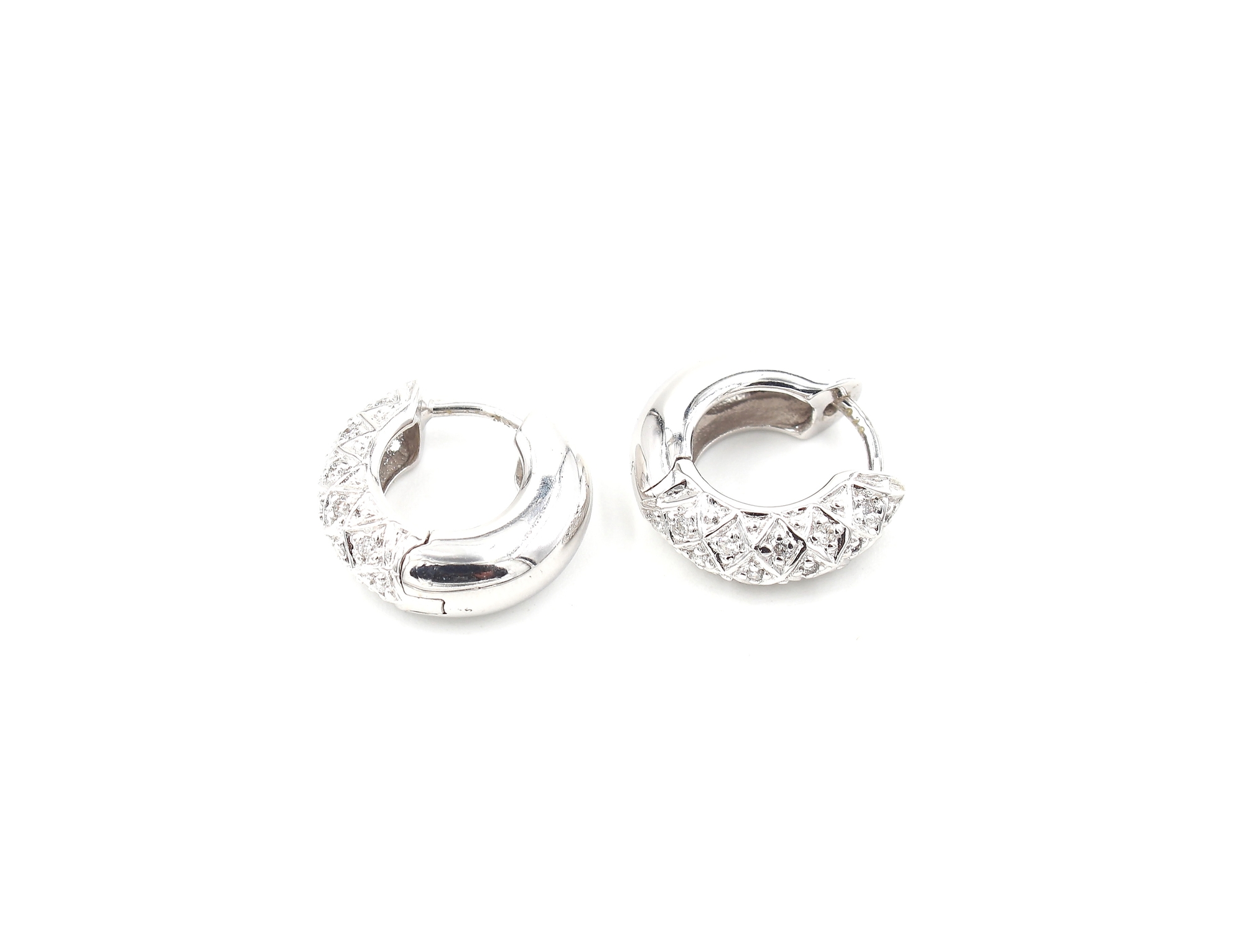 Diamant örhängen i 18k vitguld. vikt: 5,85 g