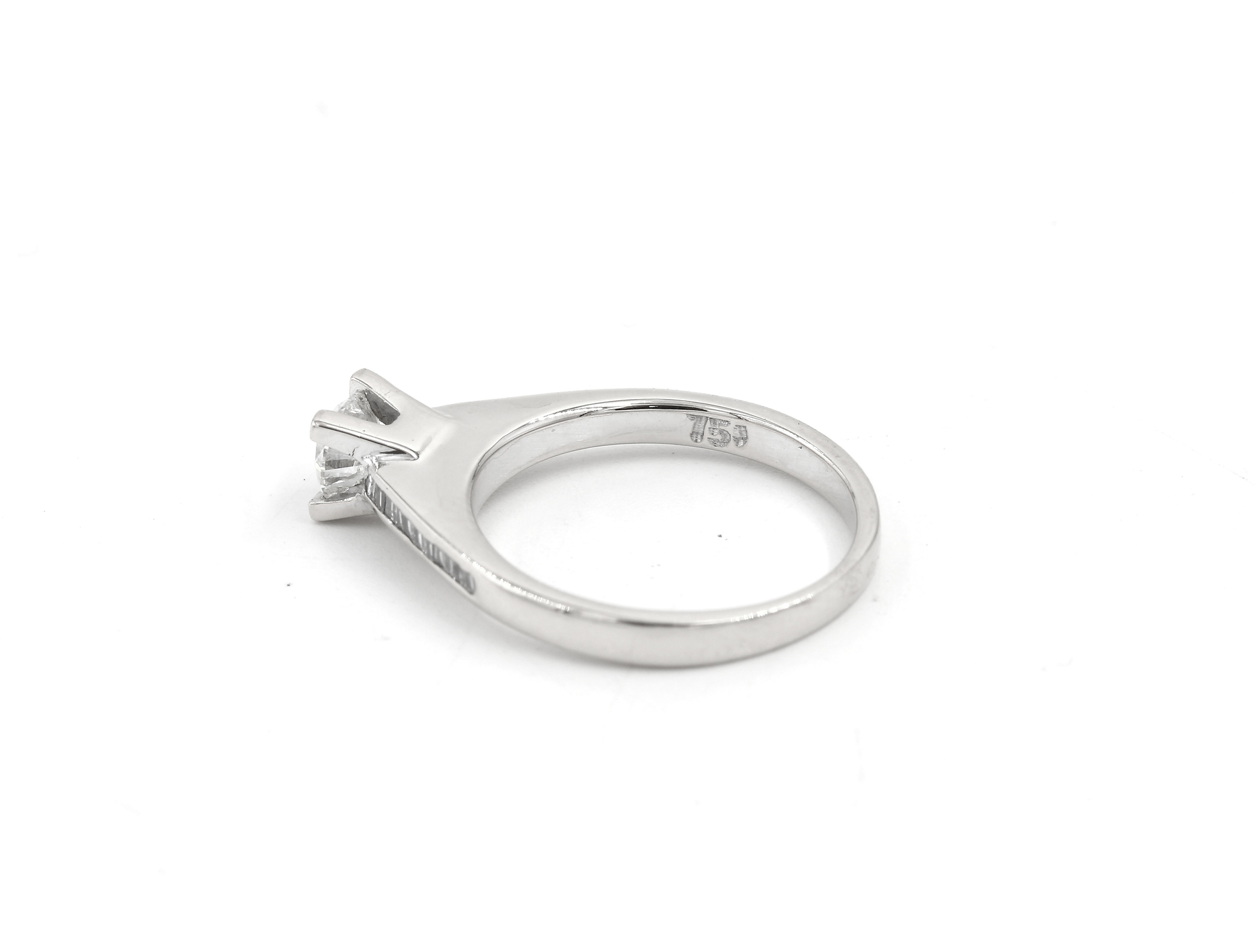Diamantring i 18k guld 0,72 ct totalt. vikt: 3,9g