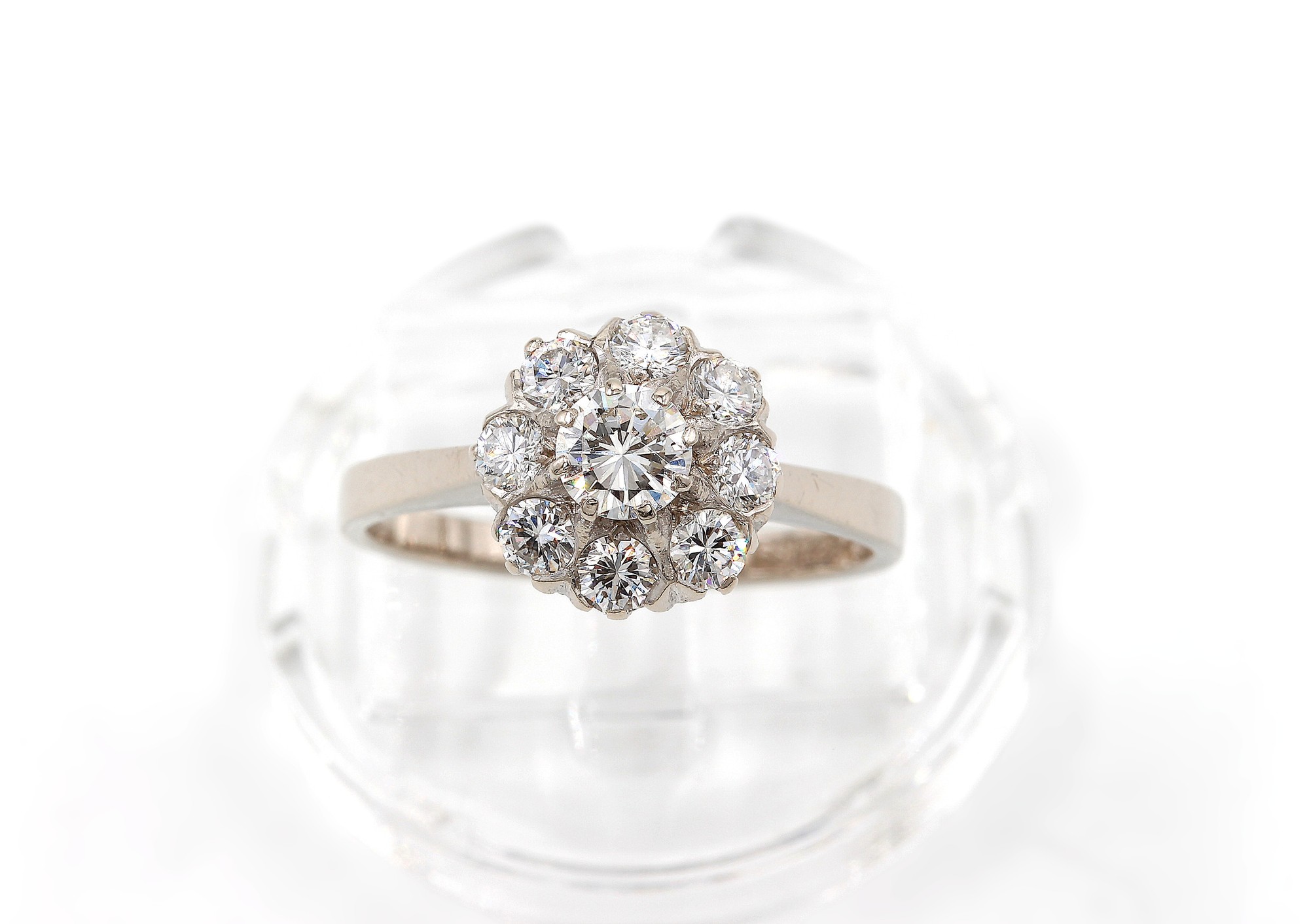 Diamantring i 18k vitguld på totalt 0.76 ct diamanter.Vikt: 3.17g
