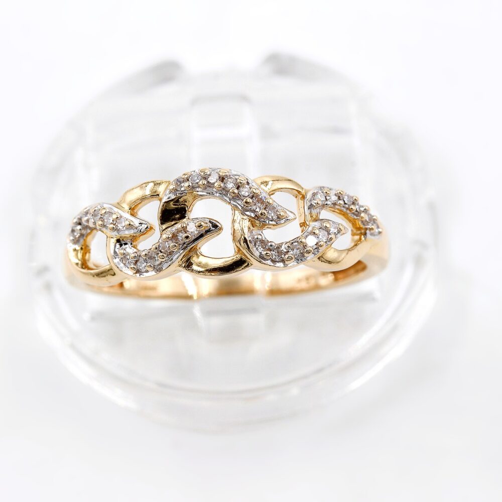 Diamantring i 18k guld med små diamanter.Vikt 2.77 g