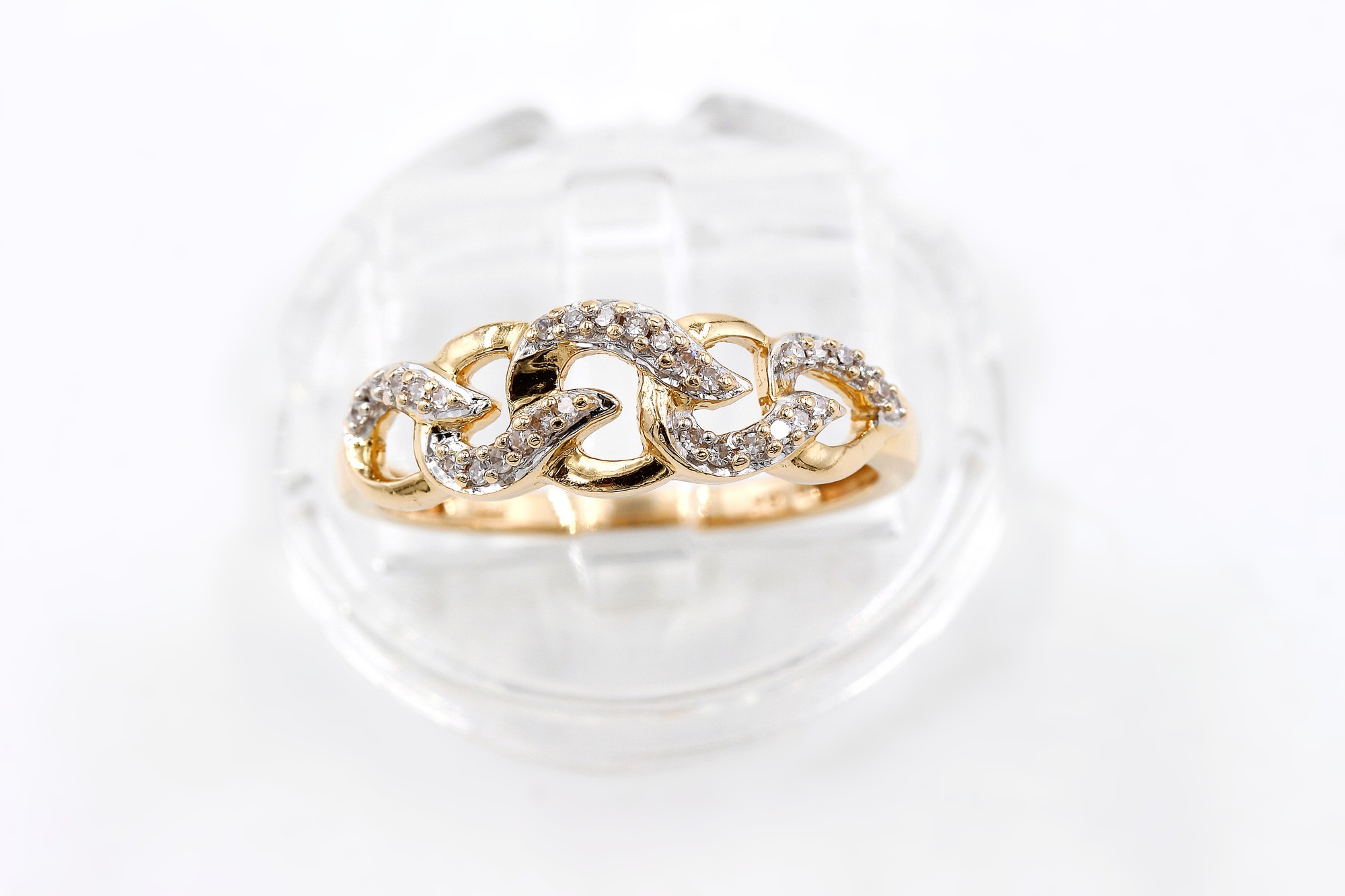 Diamantring i 18k guld med små diamanter.Vikt 2.77 g