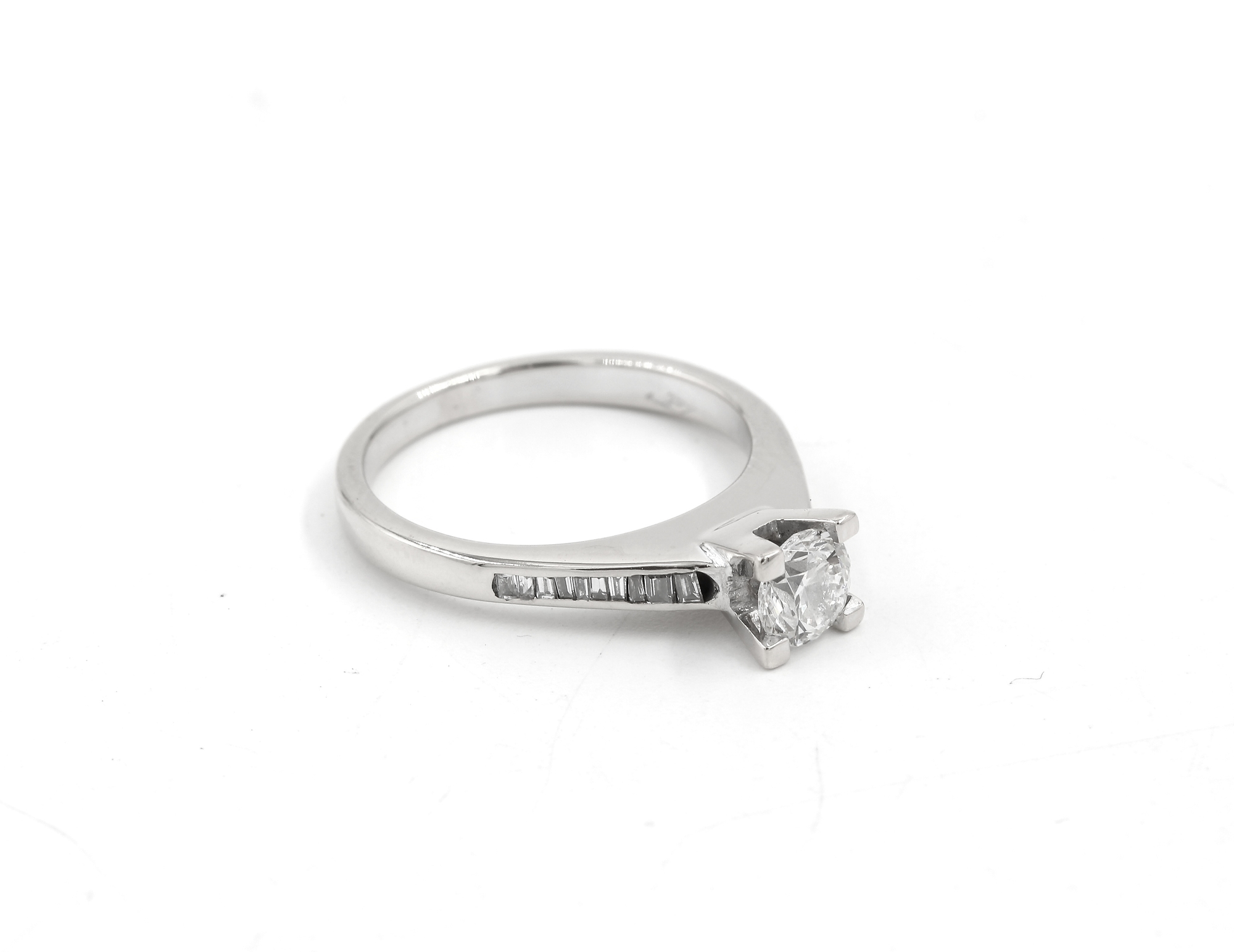 Diamantring i 18k guld 0,72 ct totalt. vikt: 3,9g