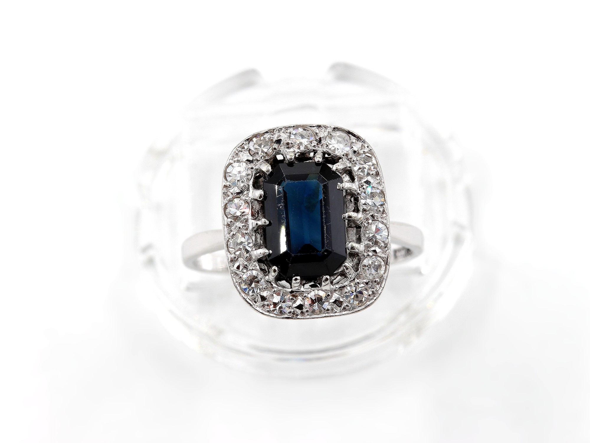 Diamantring i 18k vitguld.Vikt: 3.4g