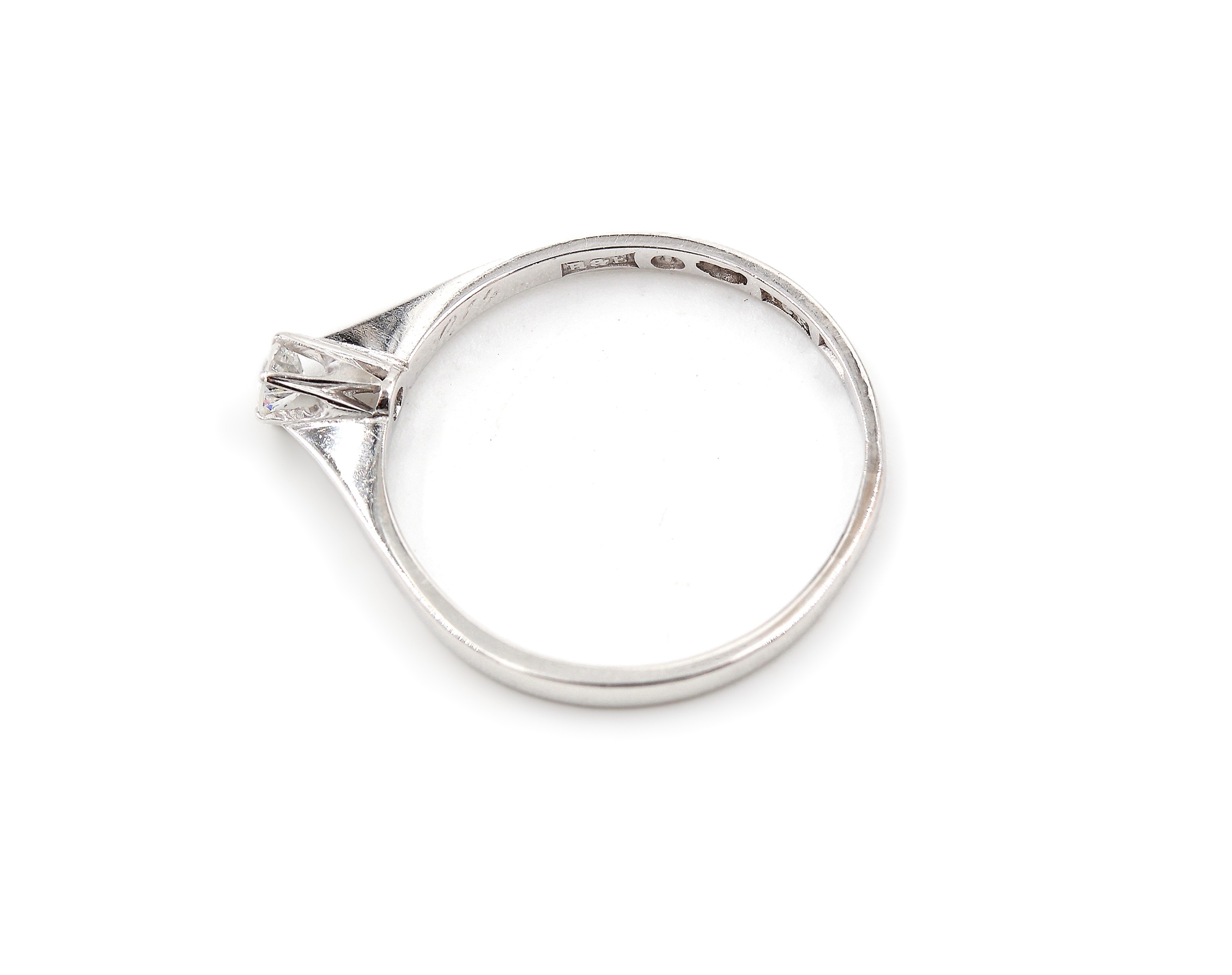 Diamantring i 18k vitguld på totalt 0.14 ct diamant.Vikt: 1.63g