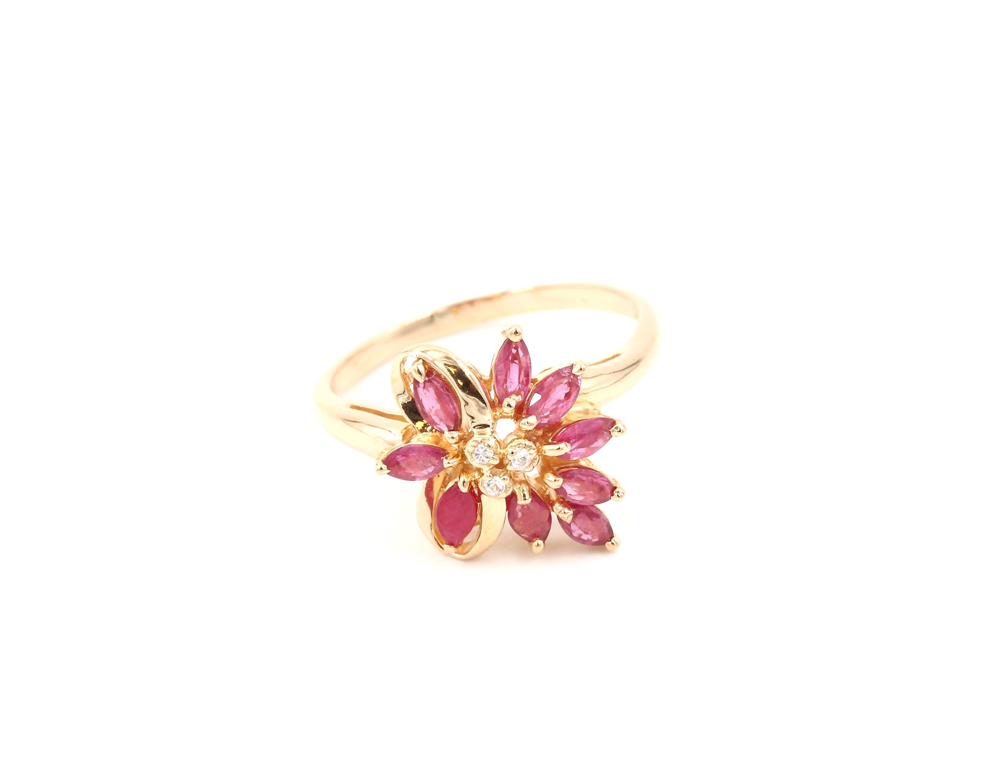 Ring i 18k guld med rubiner och diamanter. vikt: 3,28g