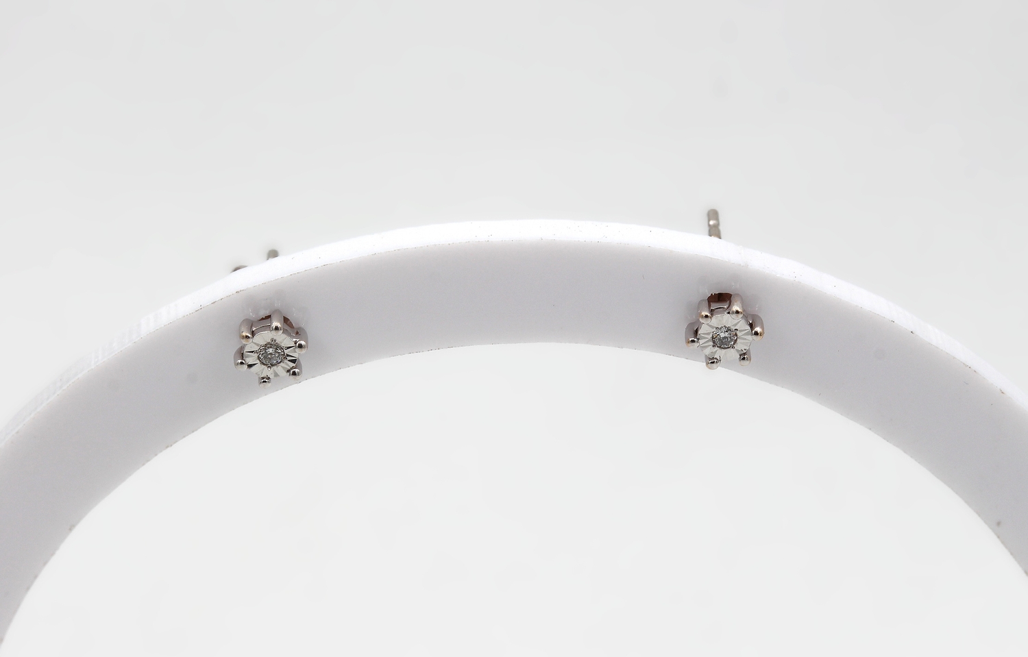Örhängen i 18k vitguld med små diamanter vikt: 0.80g