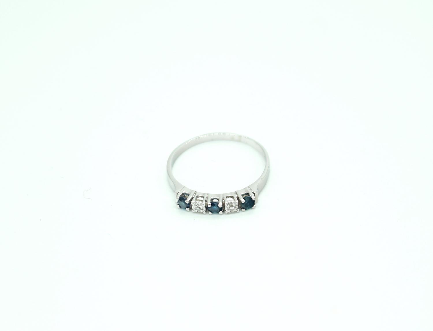 Diamantring i 18k vitguld med safirer -0,03ct diamanter