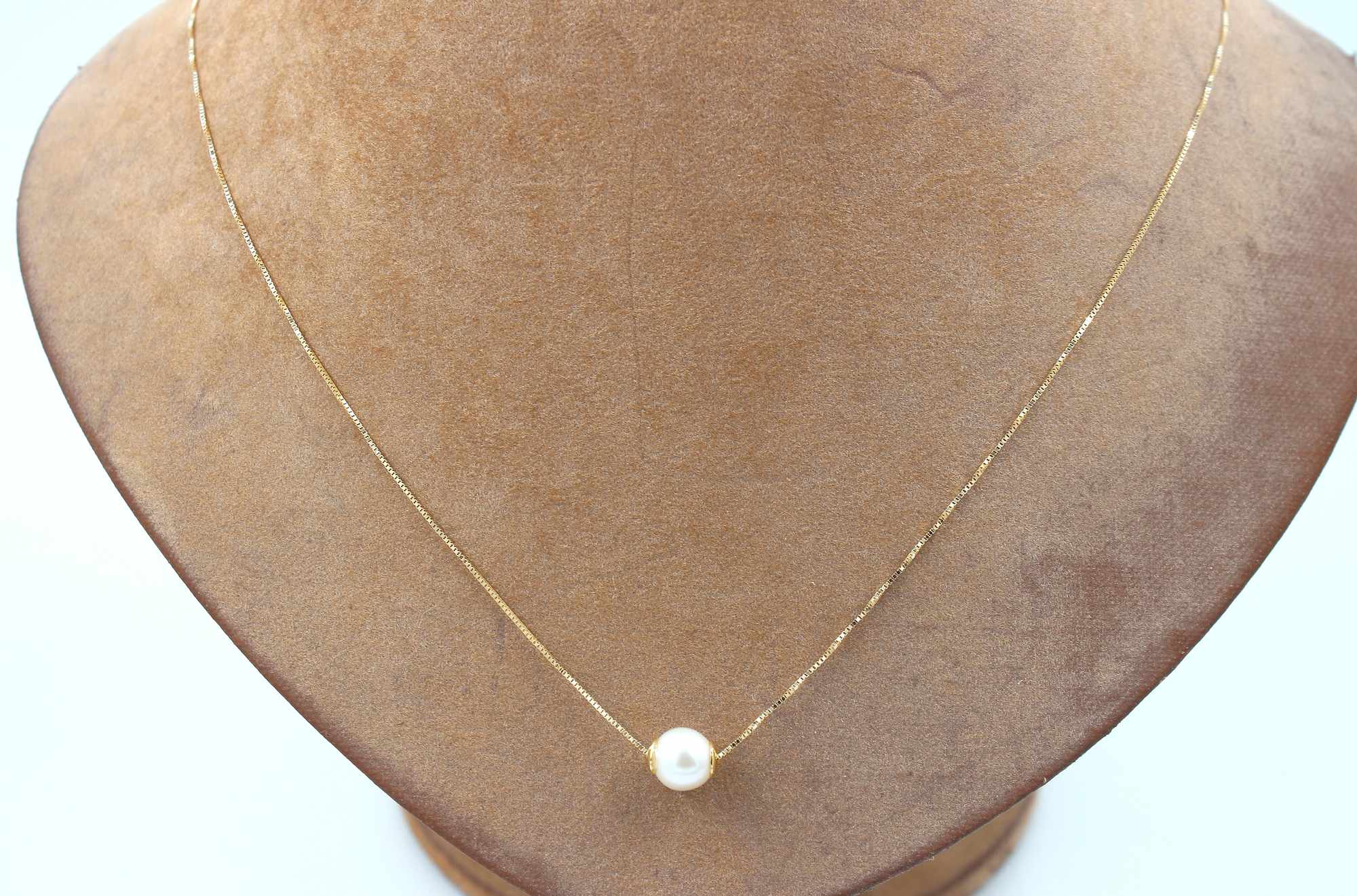 Halsband med pärla i 18k guld . vikt:1,35g