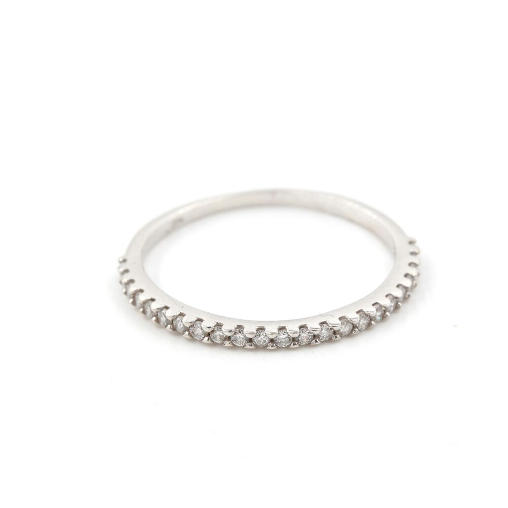 Allians ring med zirkon stenar i 18k vitguld. vikt: 0,9g