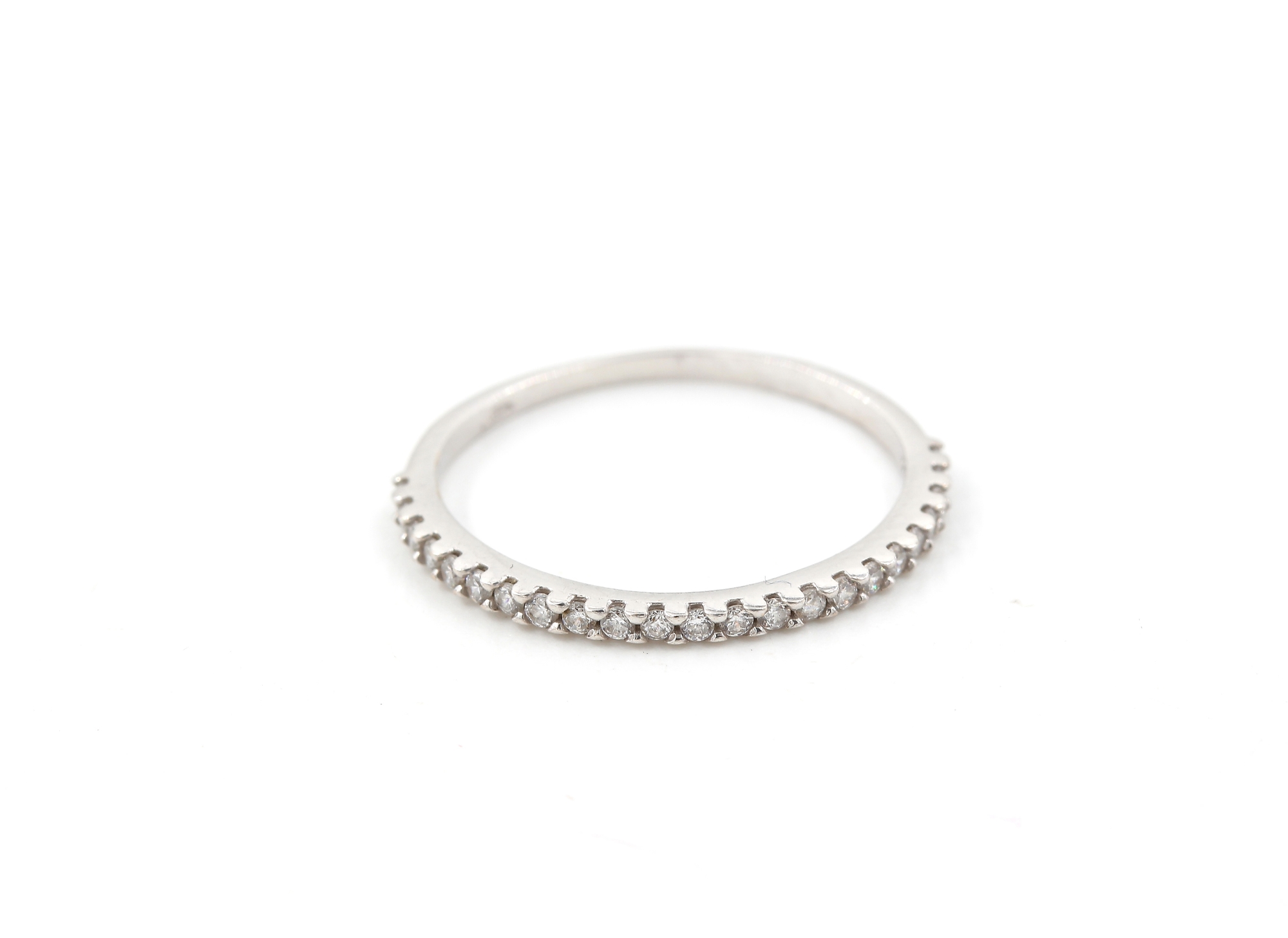 Allians ring med zirkon stenar i 18k vitguld. vikt: 0,9g