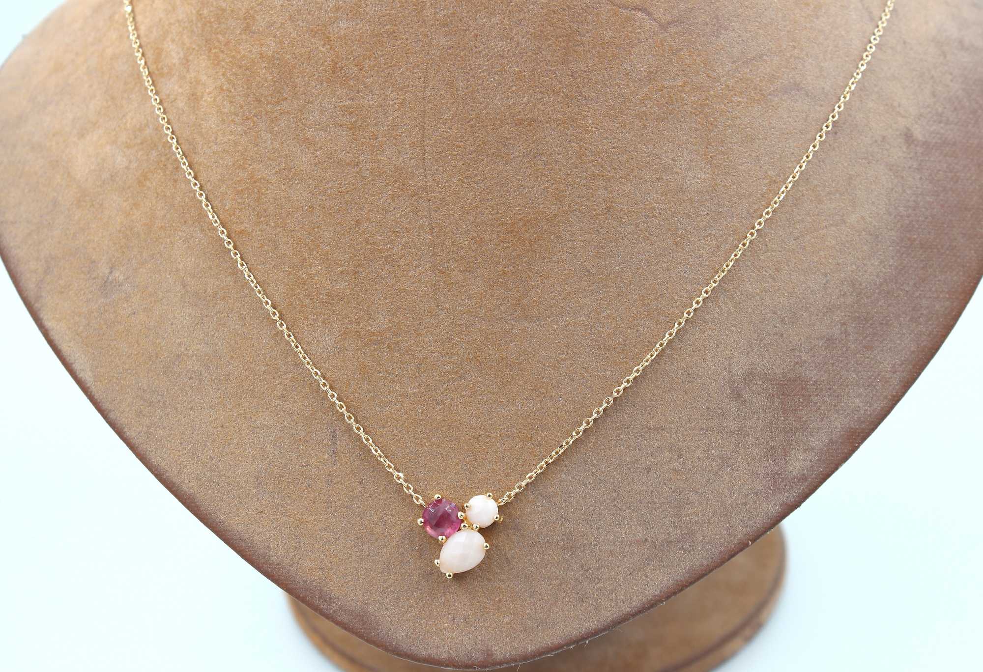 Halsband med pärla i 18k guld . vikt:3,25g