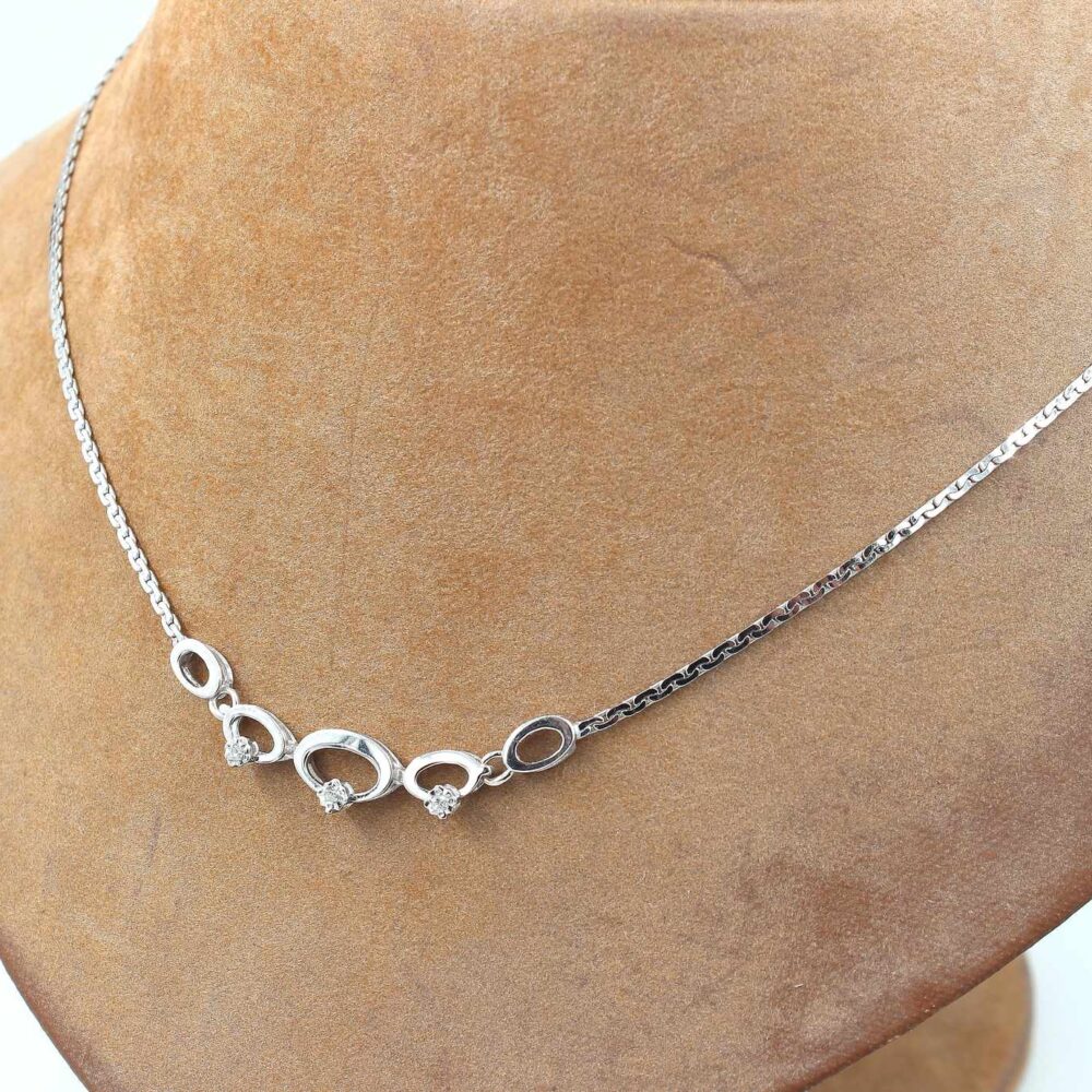 Diamant halsband i 18k vitguld. vikt: 6,25g