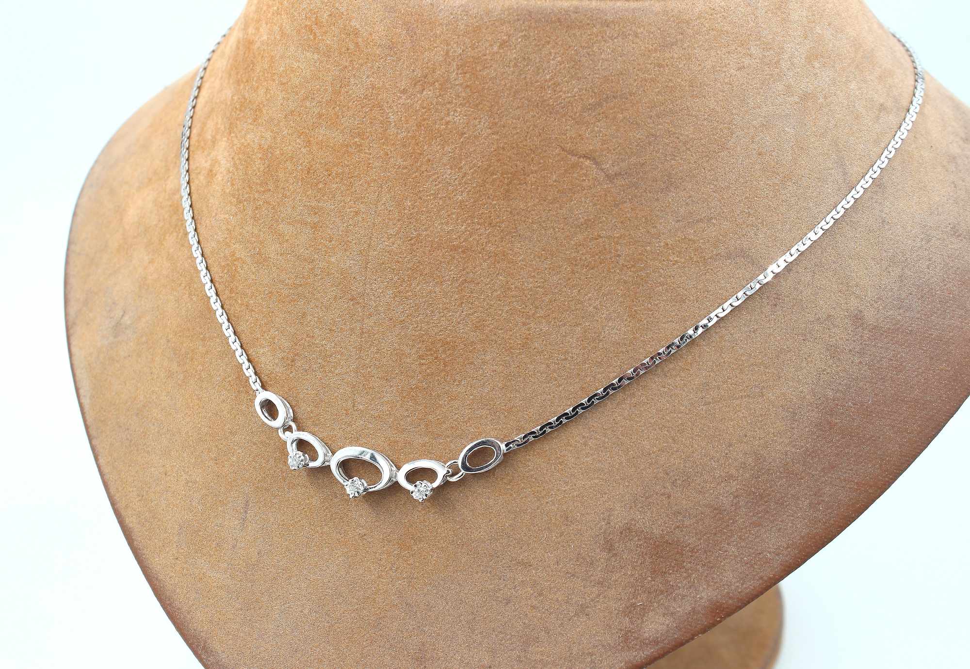 Diamant halsband i 18k vitguld. vikt: 6,25g