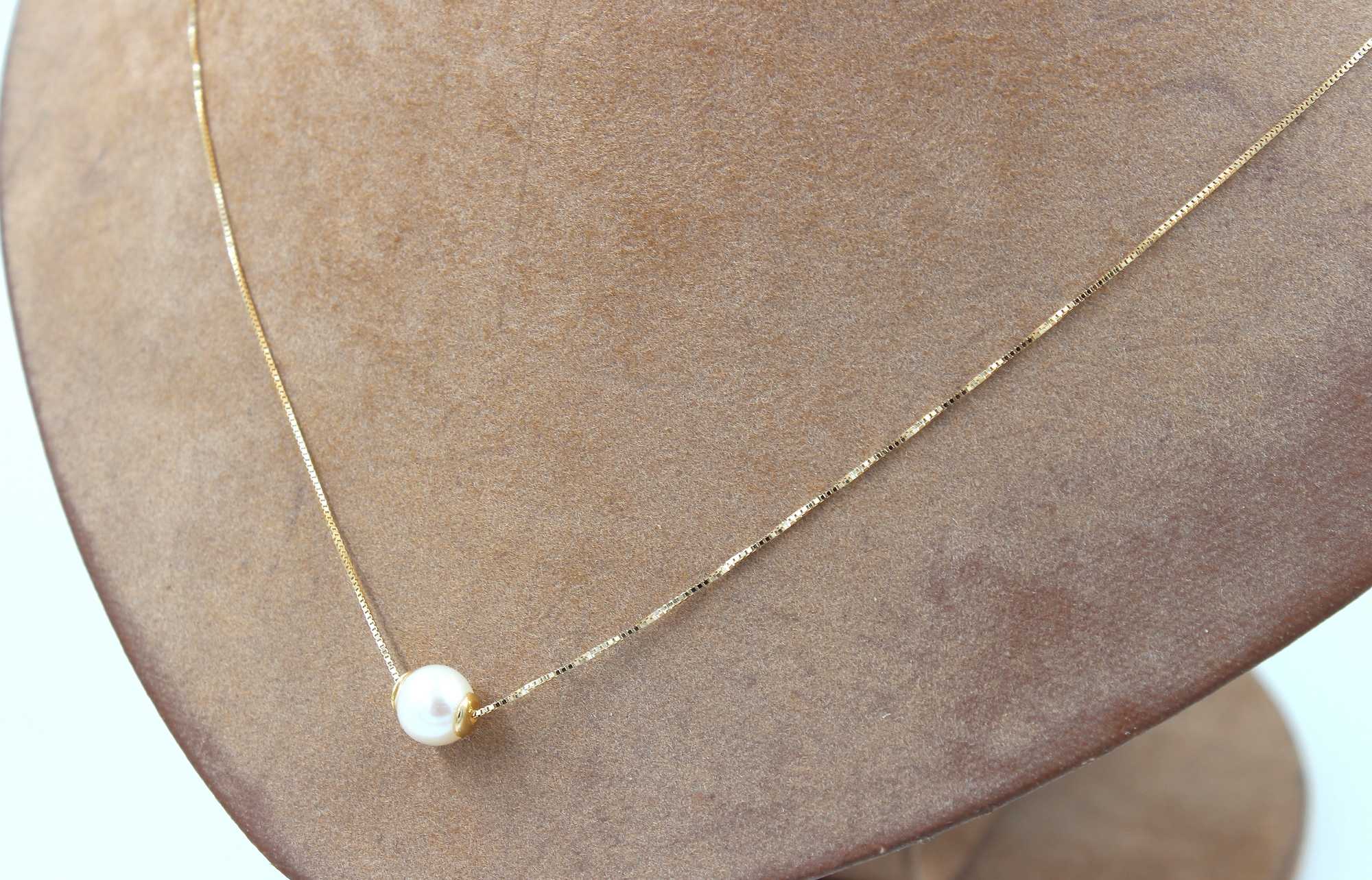 Halsband med pärla i 18k guld . vikt:1,35g