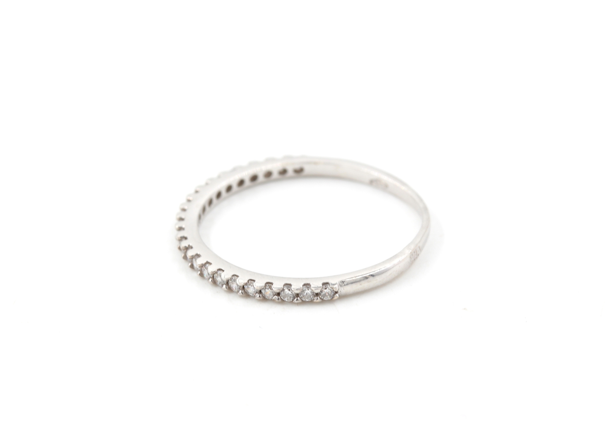 Allians ring med zirkon stenar i 18k vitguld. vikt: 0,9g
