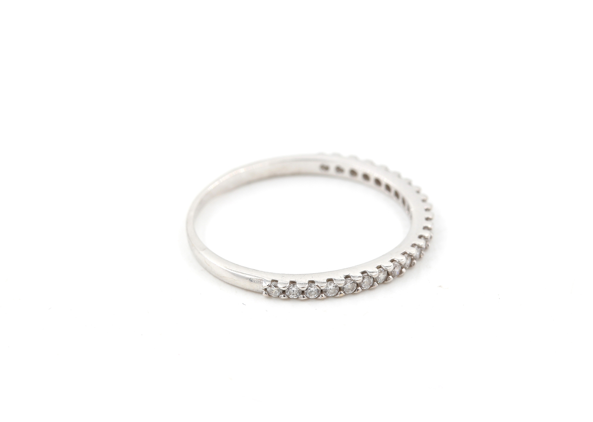 Allians ring med zirkon stenar i 18k vitguld. vikt: 0,9g