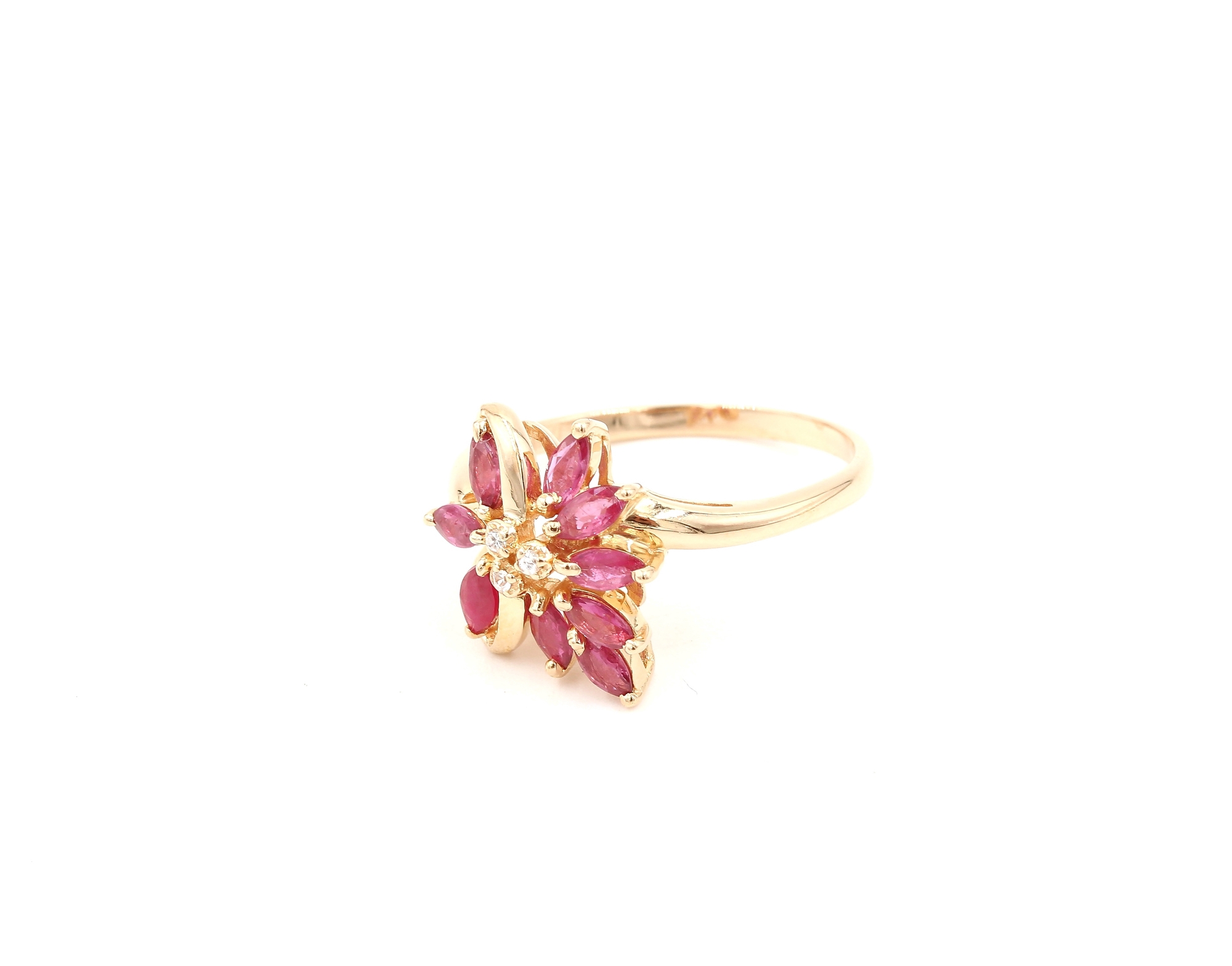 Ring i 18k guld med rubiner och diamanter. vikt: 3,28g
