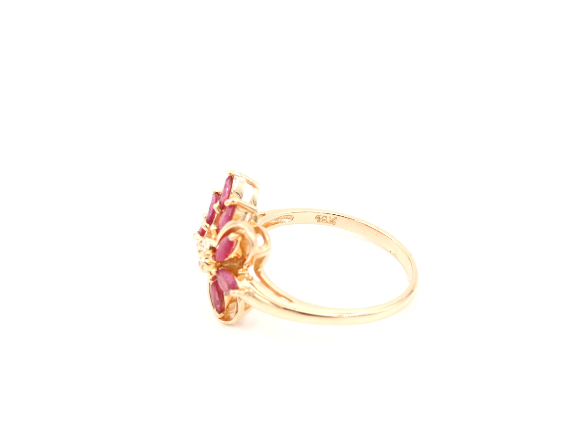 Ring i 18k guld med rubiner och diamanter. vikt: 3,28g