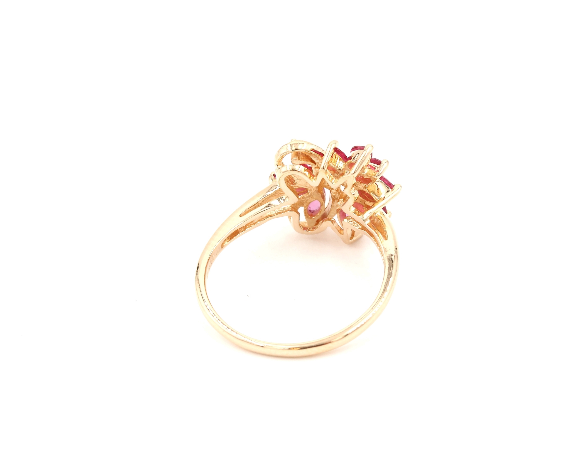 Ring i 18k guld med rubiner och diamanter. vikt: 3,28g