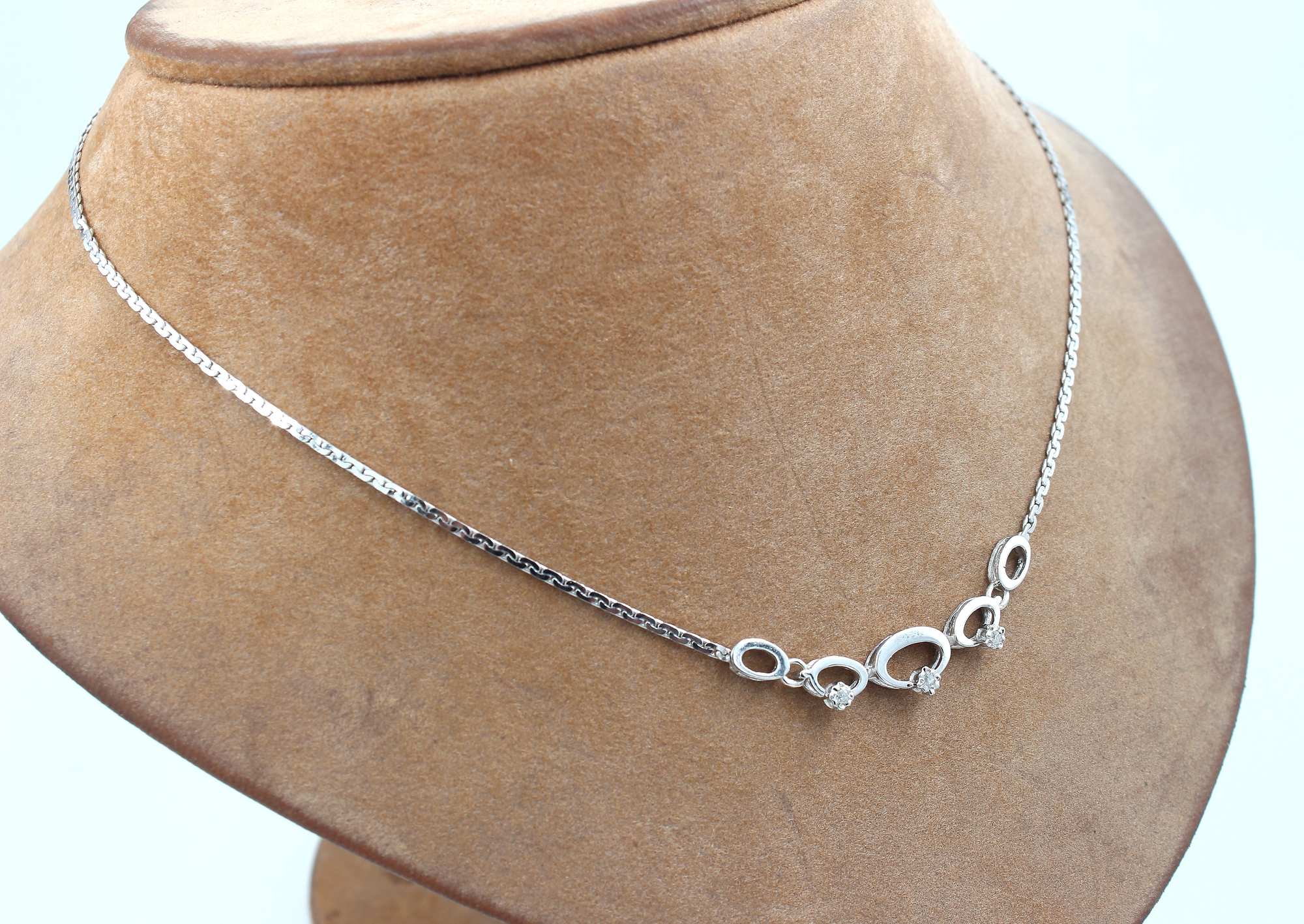 Diamant halsband i 18k vitguld. vikt: 6,25g