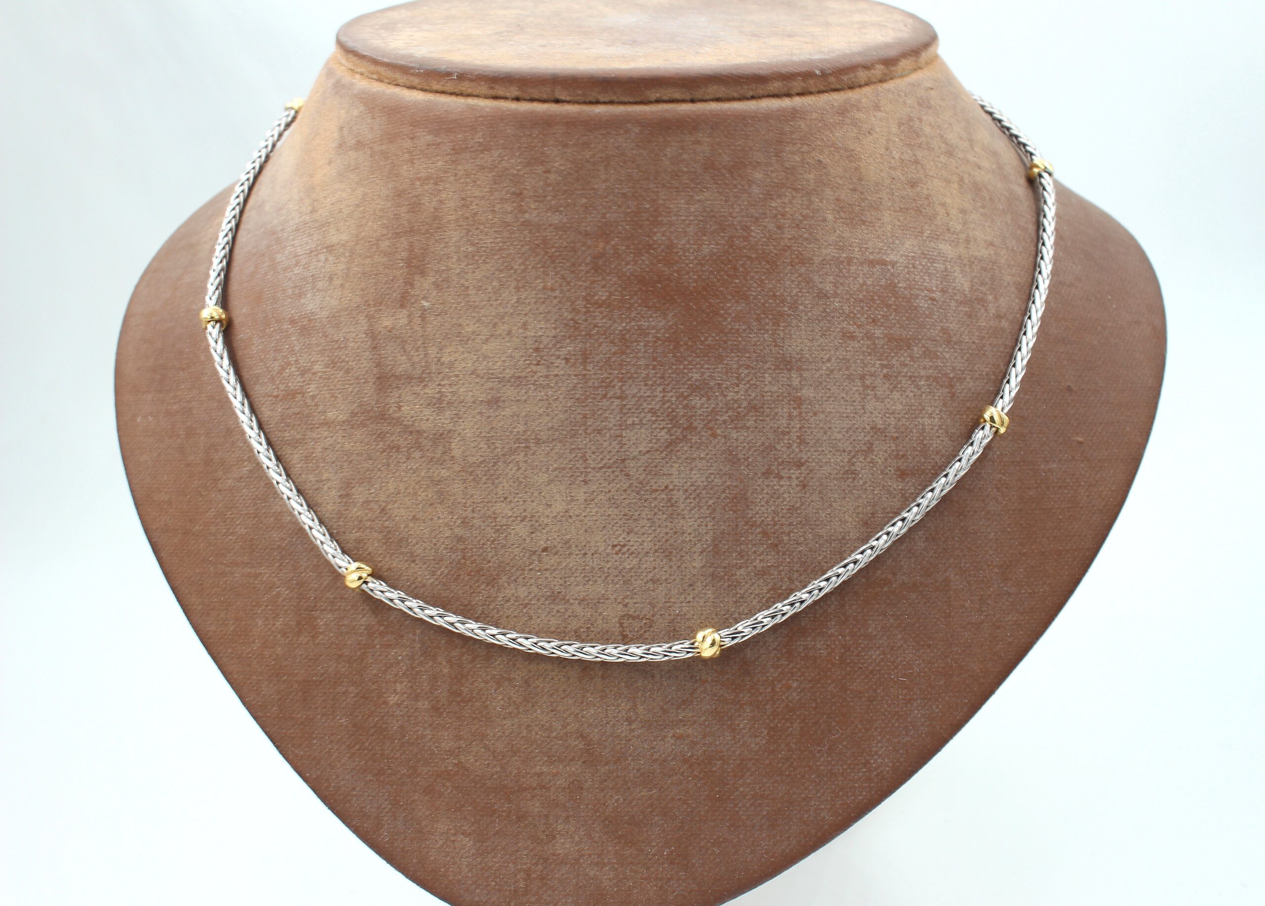 Halsband i 18k guld och vitguld.