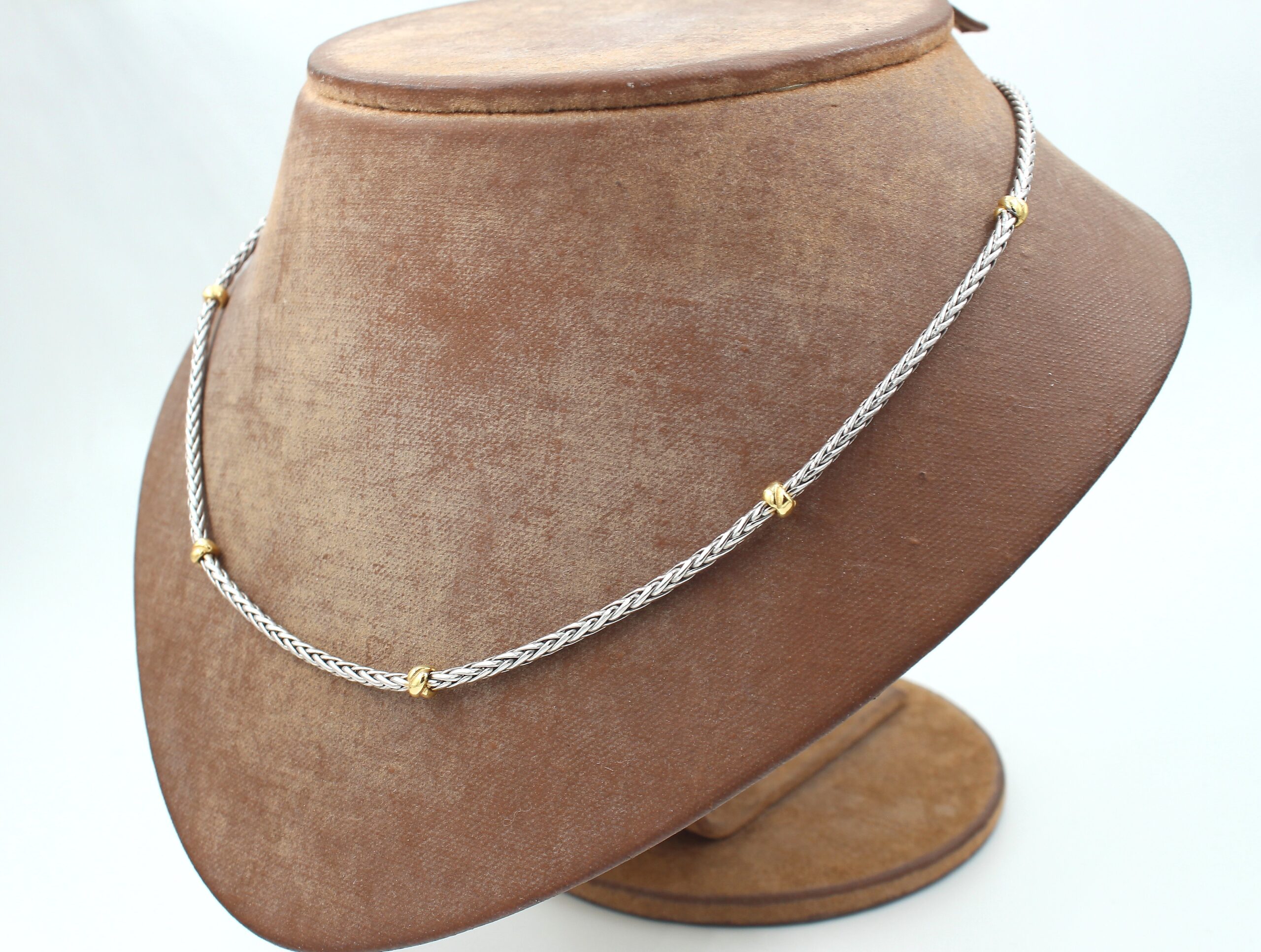 Halsband i 18k guld och vitguld.