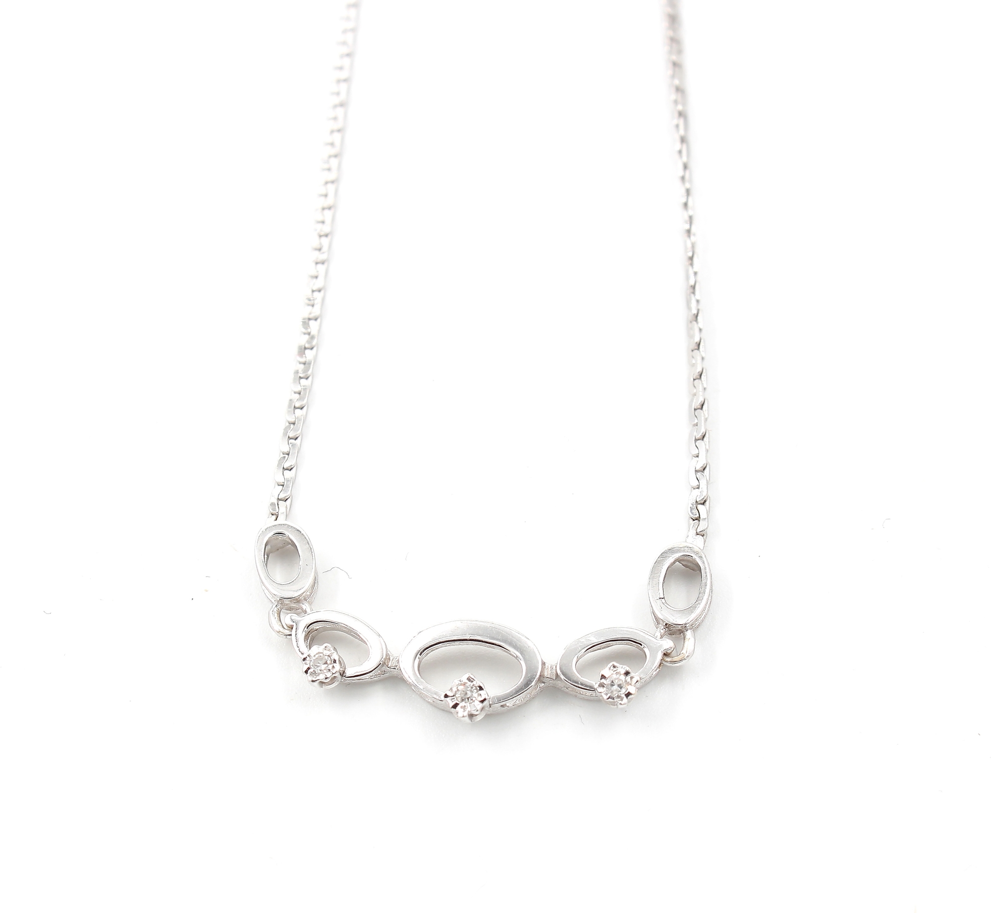 Diamant halsband i 18k vitguld. vikt: 6,25g