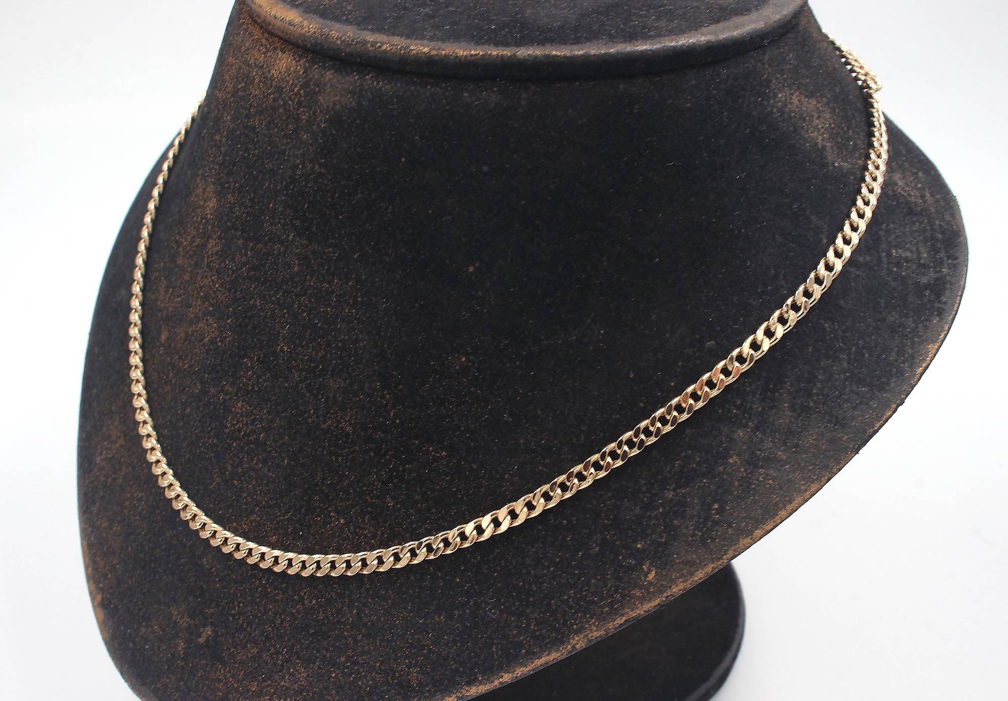 Pansar halsband i 18k guld , ihålig.Vikt: 8,7 g